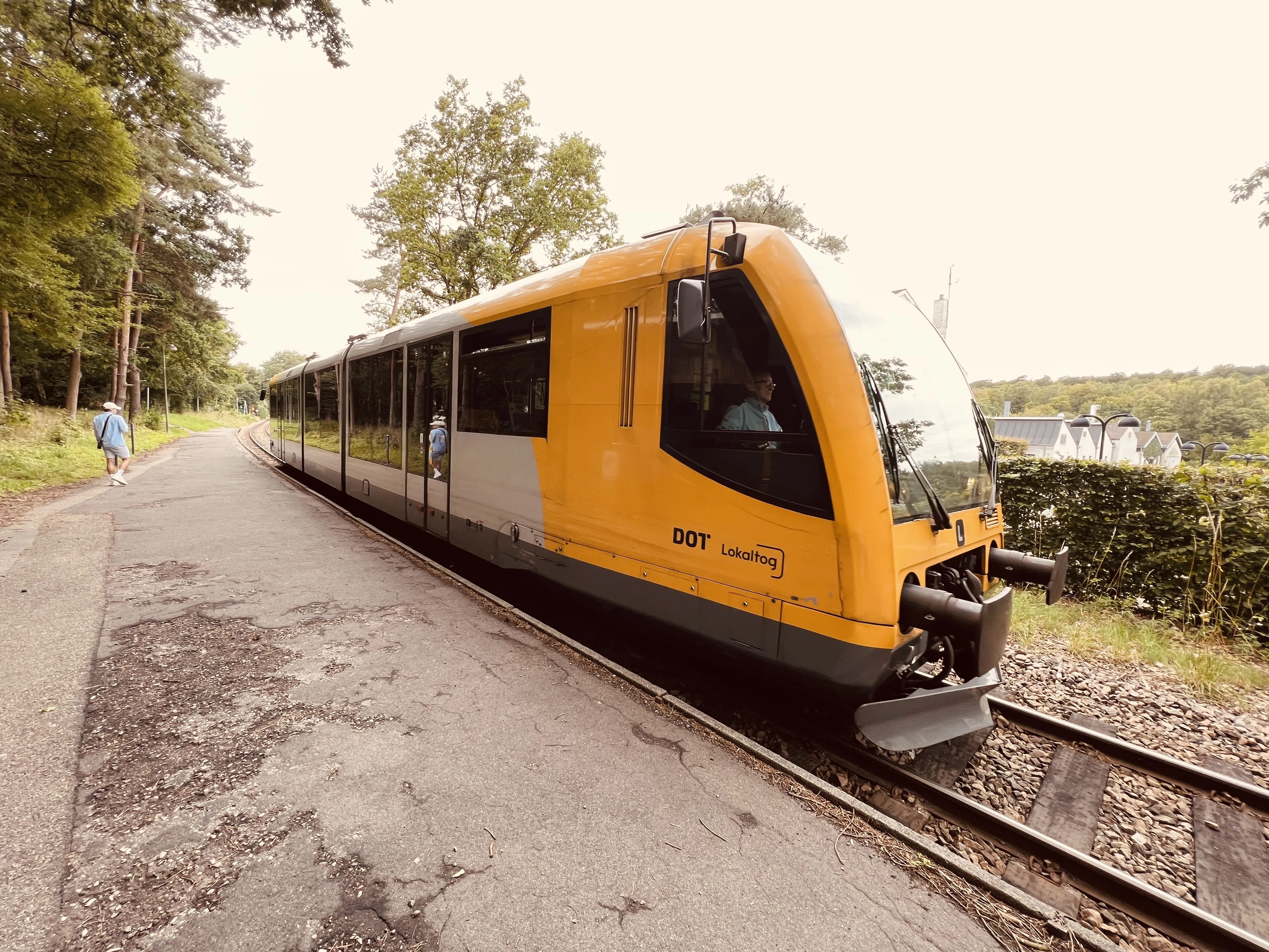 Billede af tog ud for Lyngby Lokal Station. Billede af tog ud for Lyngby Lokal Station.