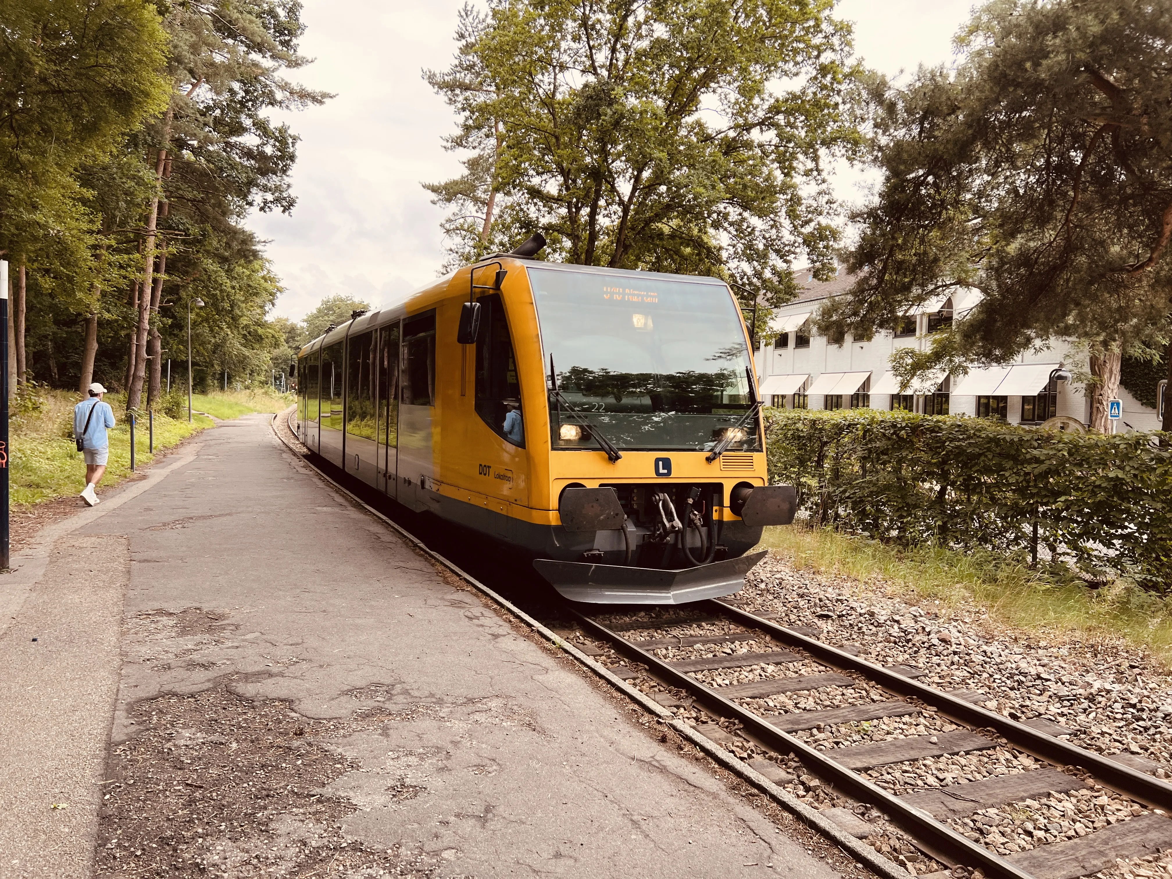 Billede af tog ud for Lyngby Lokal Station. Billede af tog ud for Lyngby Lokal Station.