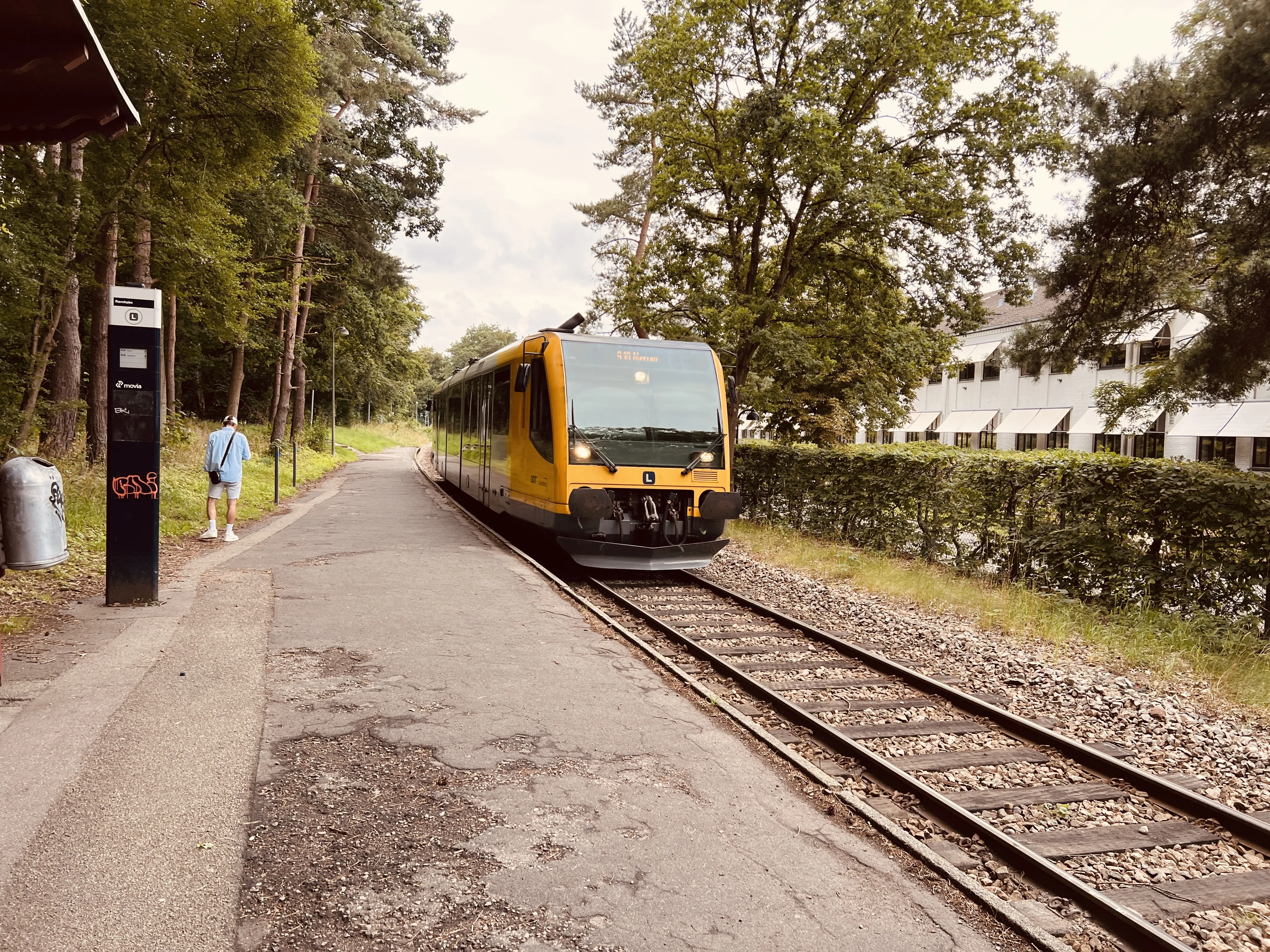 Billede af tog ud for Lyngby Lokal Station. Billede af tog ud for Lyngby Lokal Station.