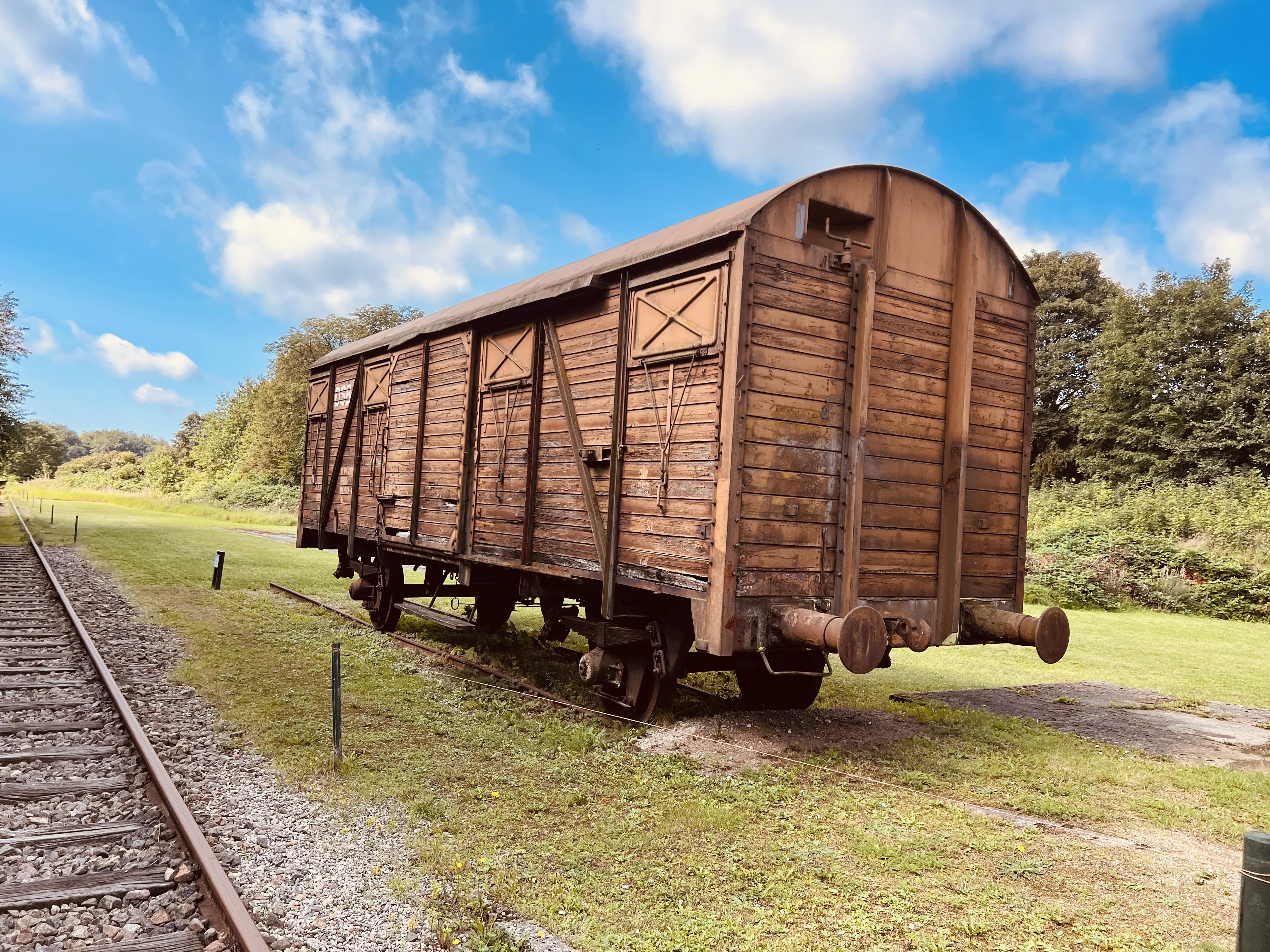 Billede af tog ud for Nårup Station.