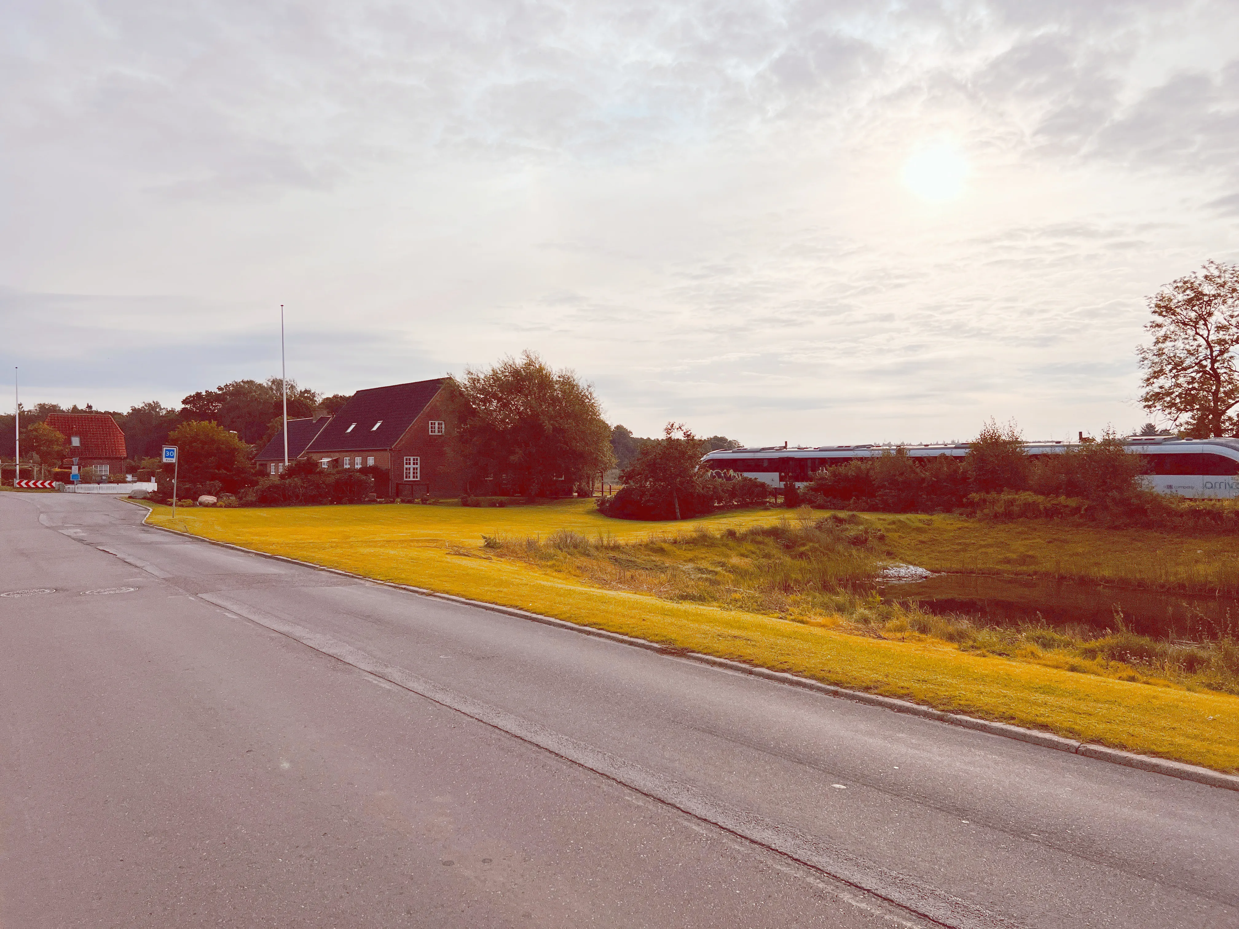 Billede af tog ud for den nedlagte Tange Station.