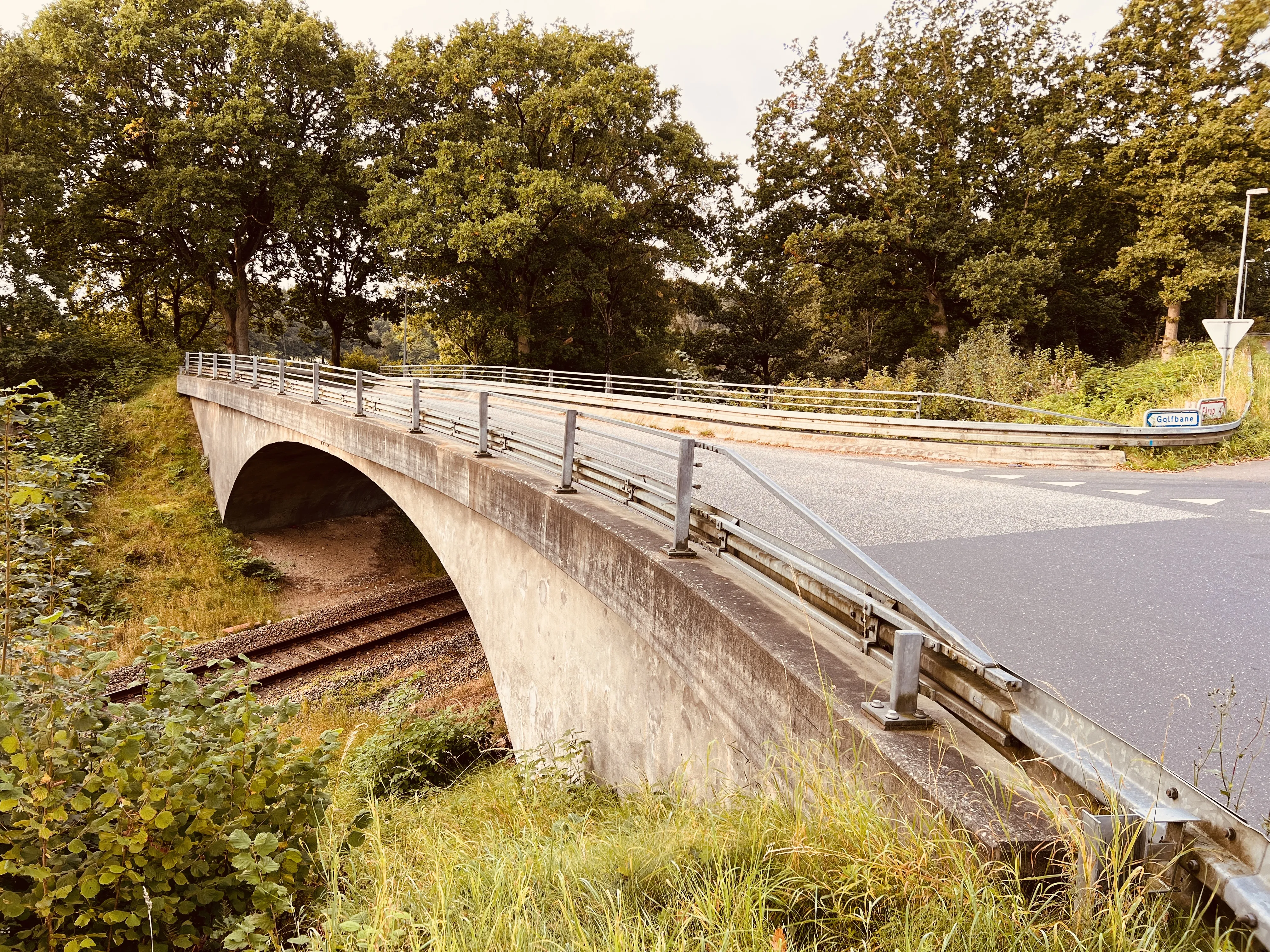 Billede af Tange Billetsalgssted med Sidespor efter flytningen ca. 100 meget mod vest i 1920, hvor funktionen nu kun var vogterhus indtil denne bro blev ibrugtaget i 1923..