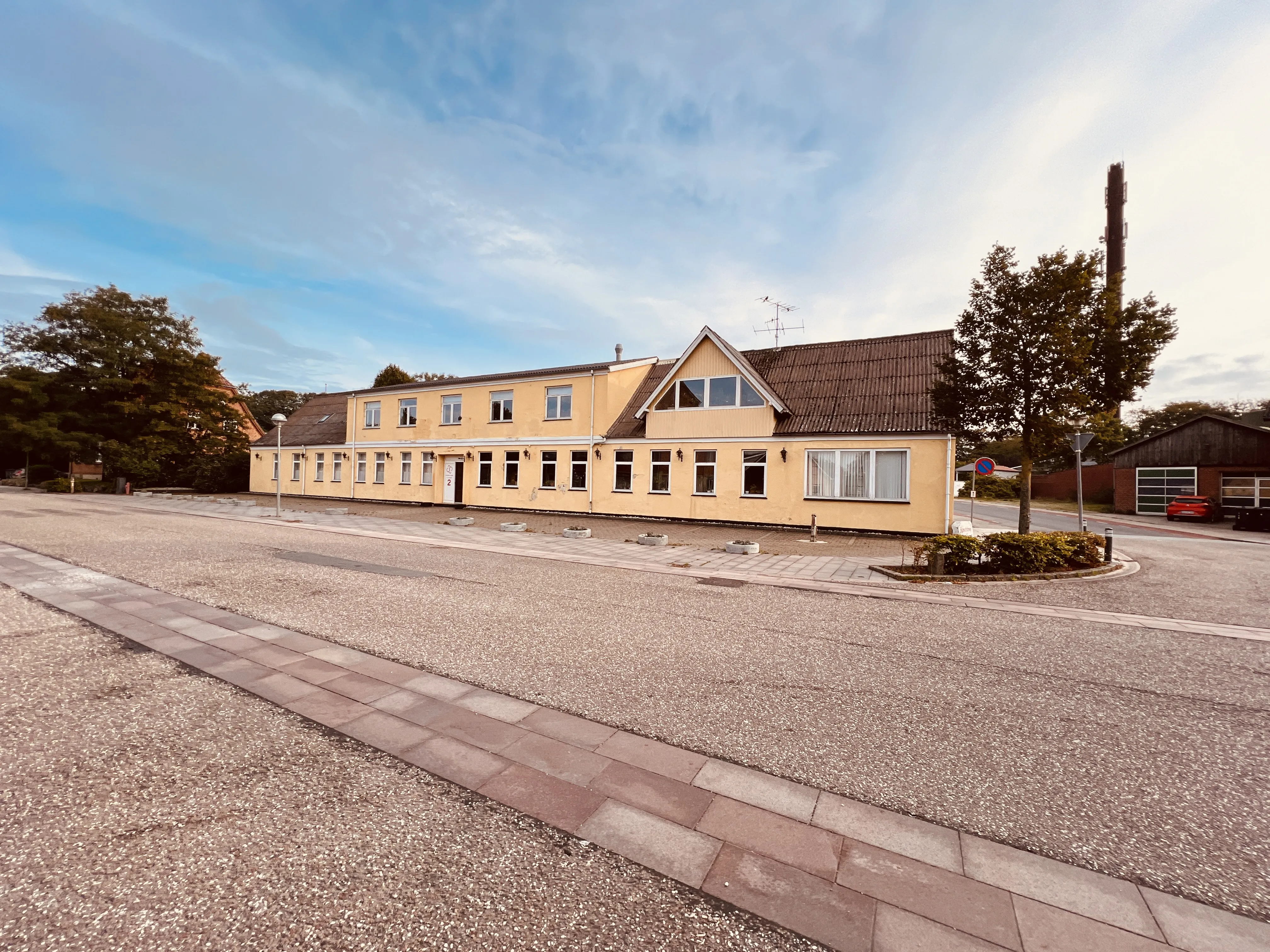 Billede af Jernbanehotellet over for Rødkærsbro Station.