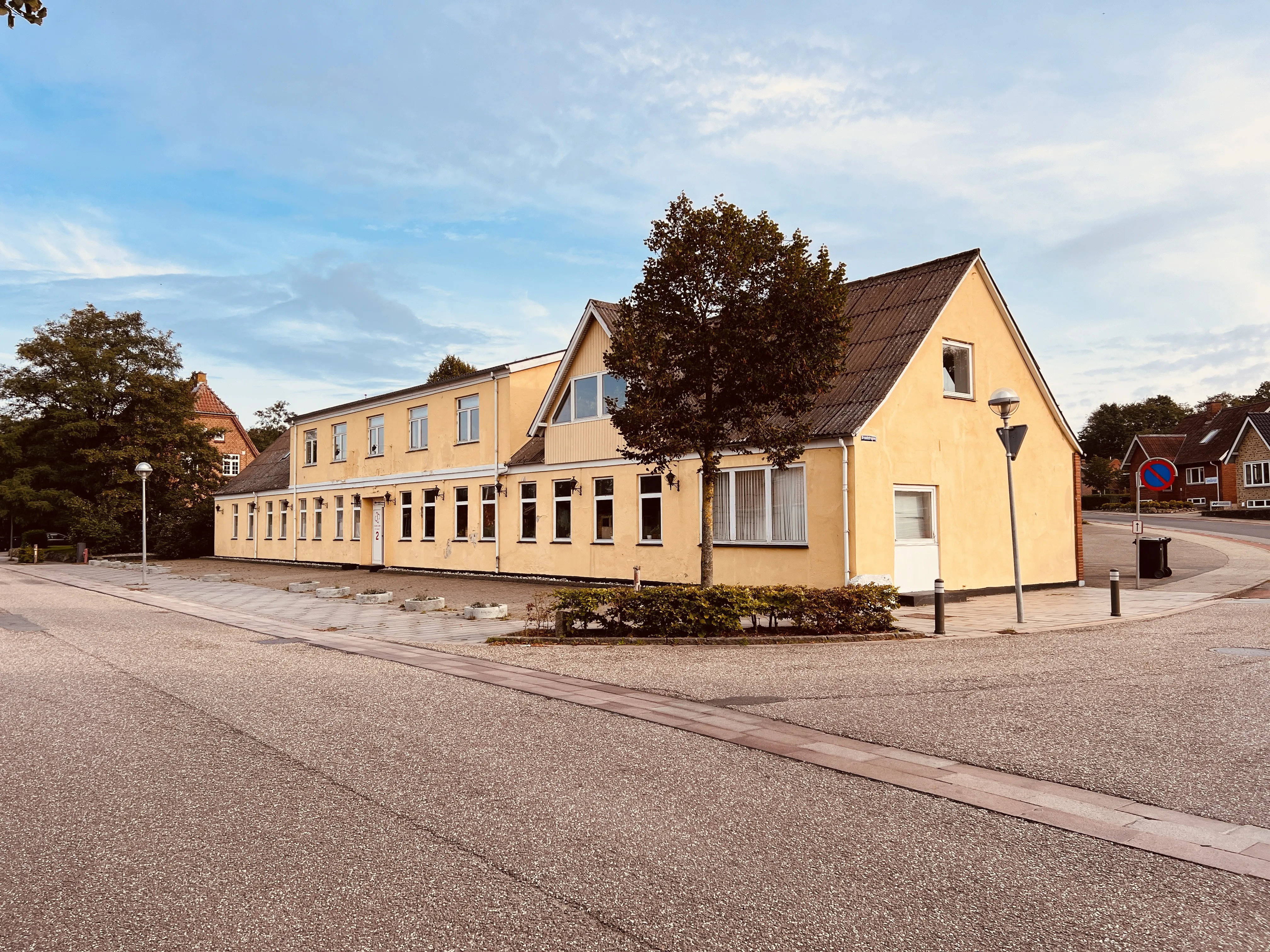 Billede af Jernbanehotellet over for Rødkærsbro Station.