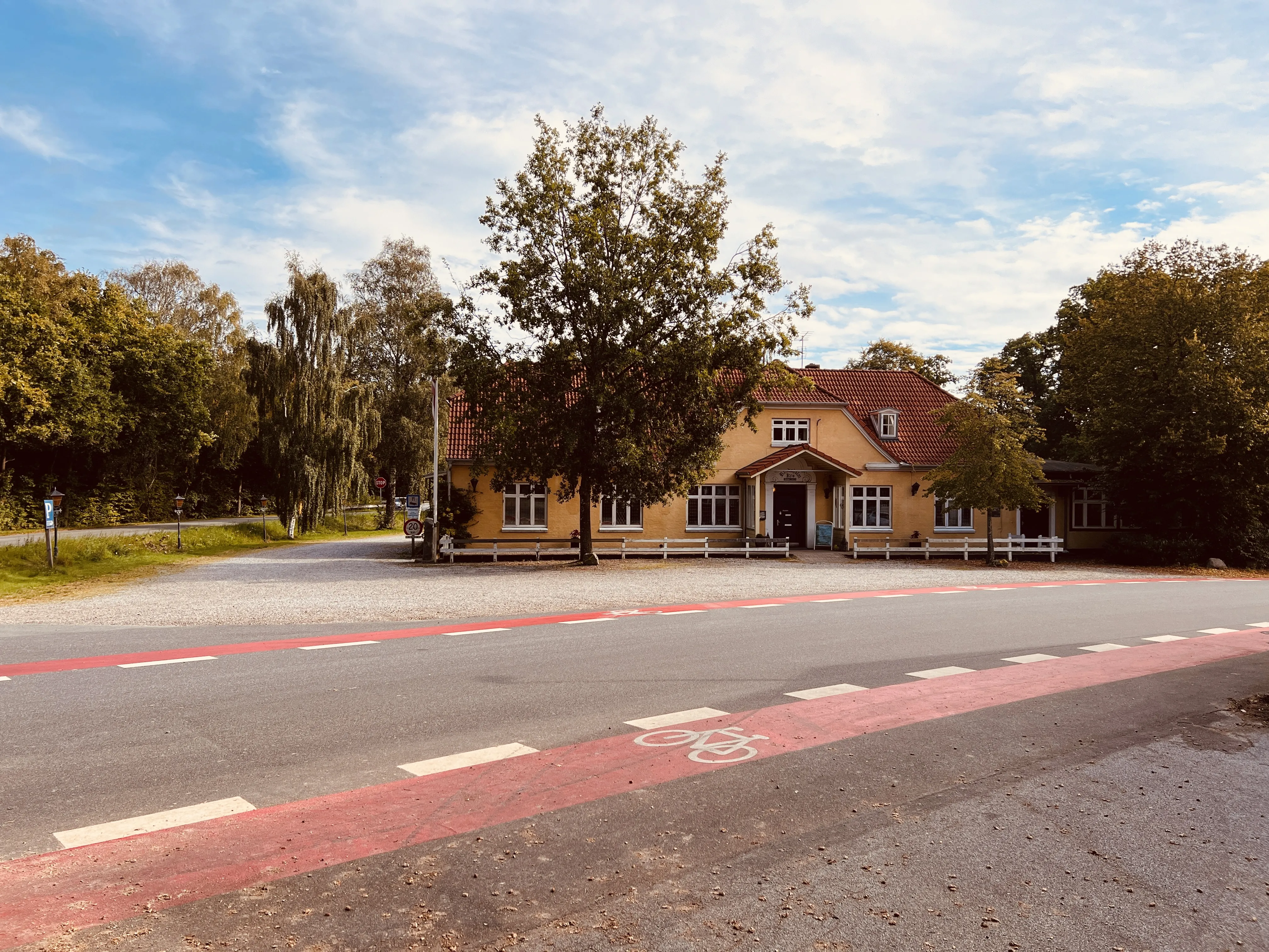 Billede af Kroen over for Rindsholm Billetsalgssted. Billede af Kroen over for Rindsholm Billetsalgssted.