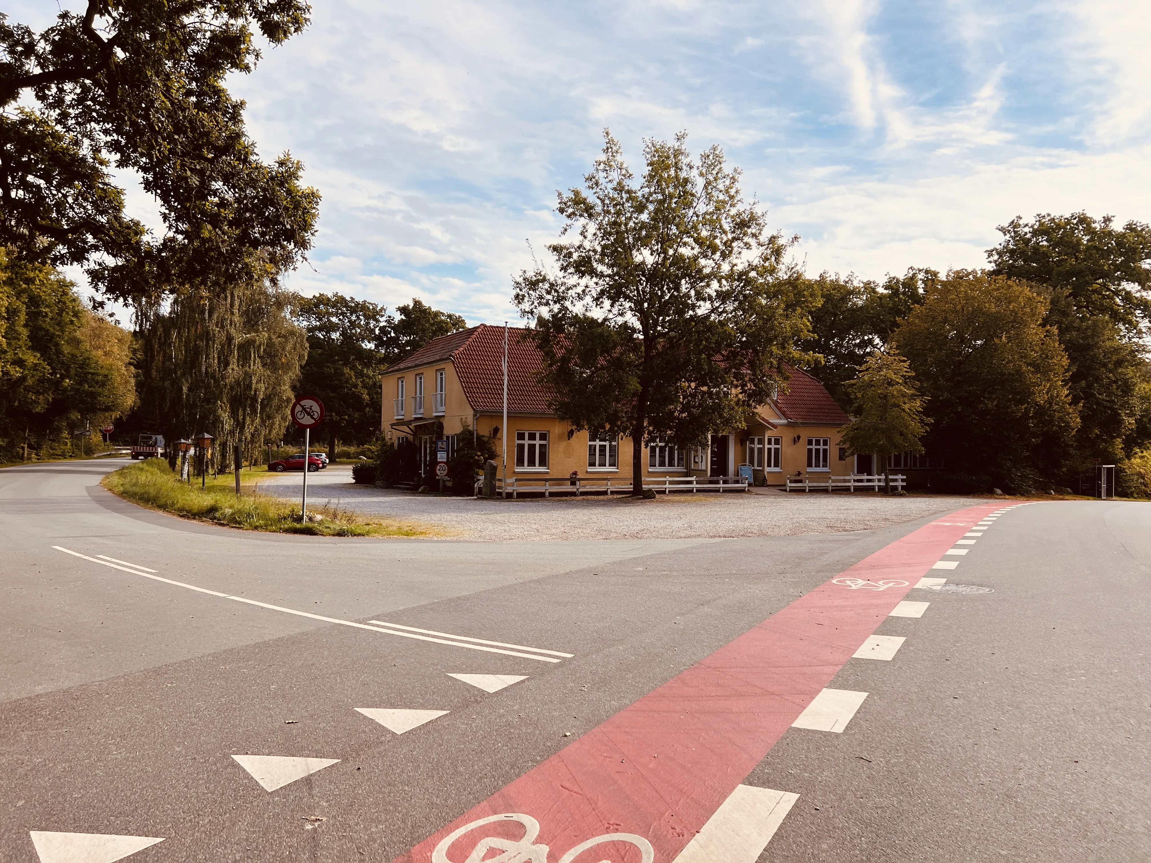 Billede af Kroen over for Rindsholm Billetsalgssted. Billede af Kroen over for Rindsholm Billetsalgssted.