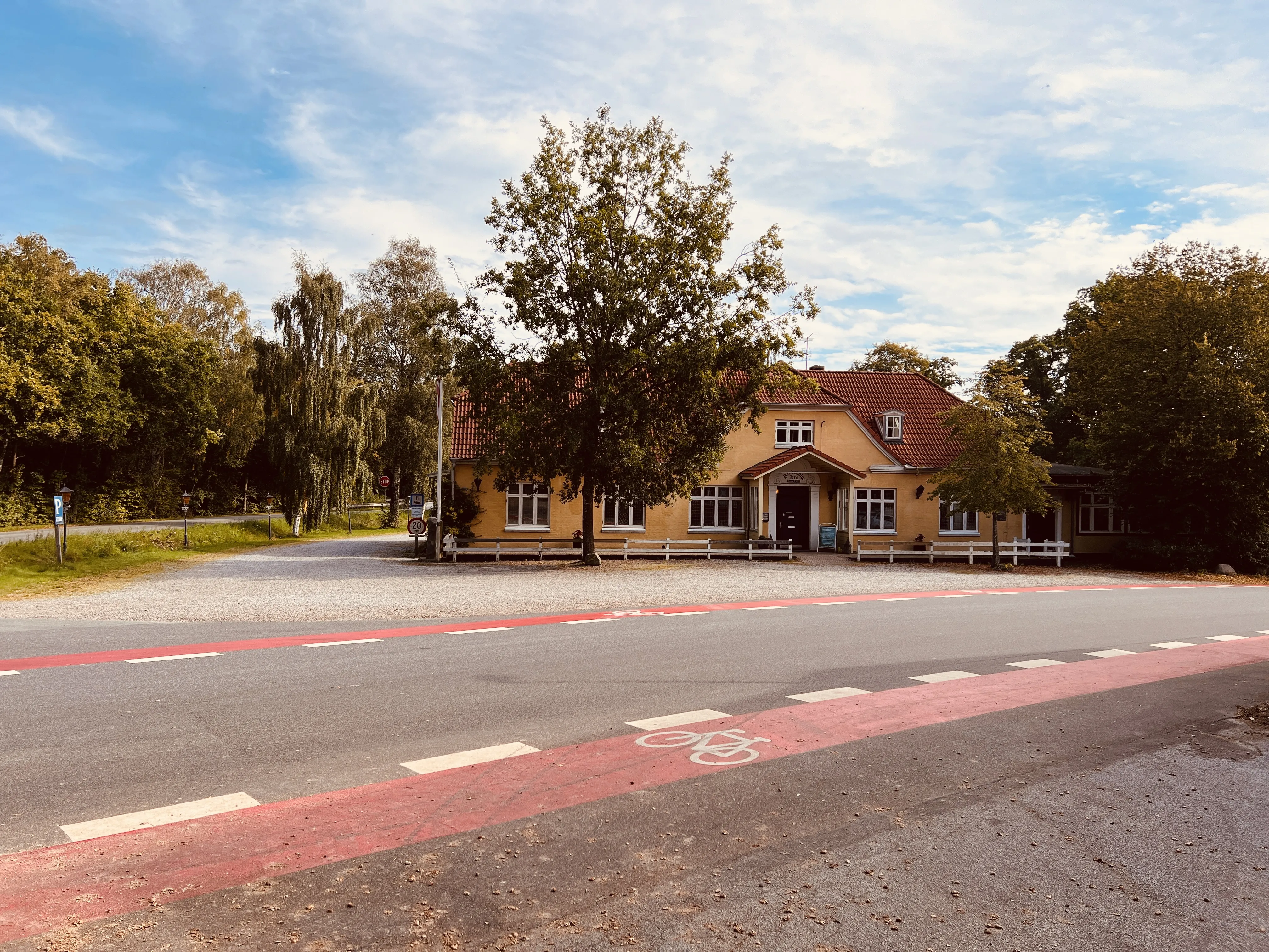 Billede af Kroen over for Rindsholm Station. Billede af Kroen over for Rindsholm Station.