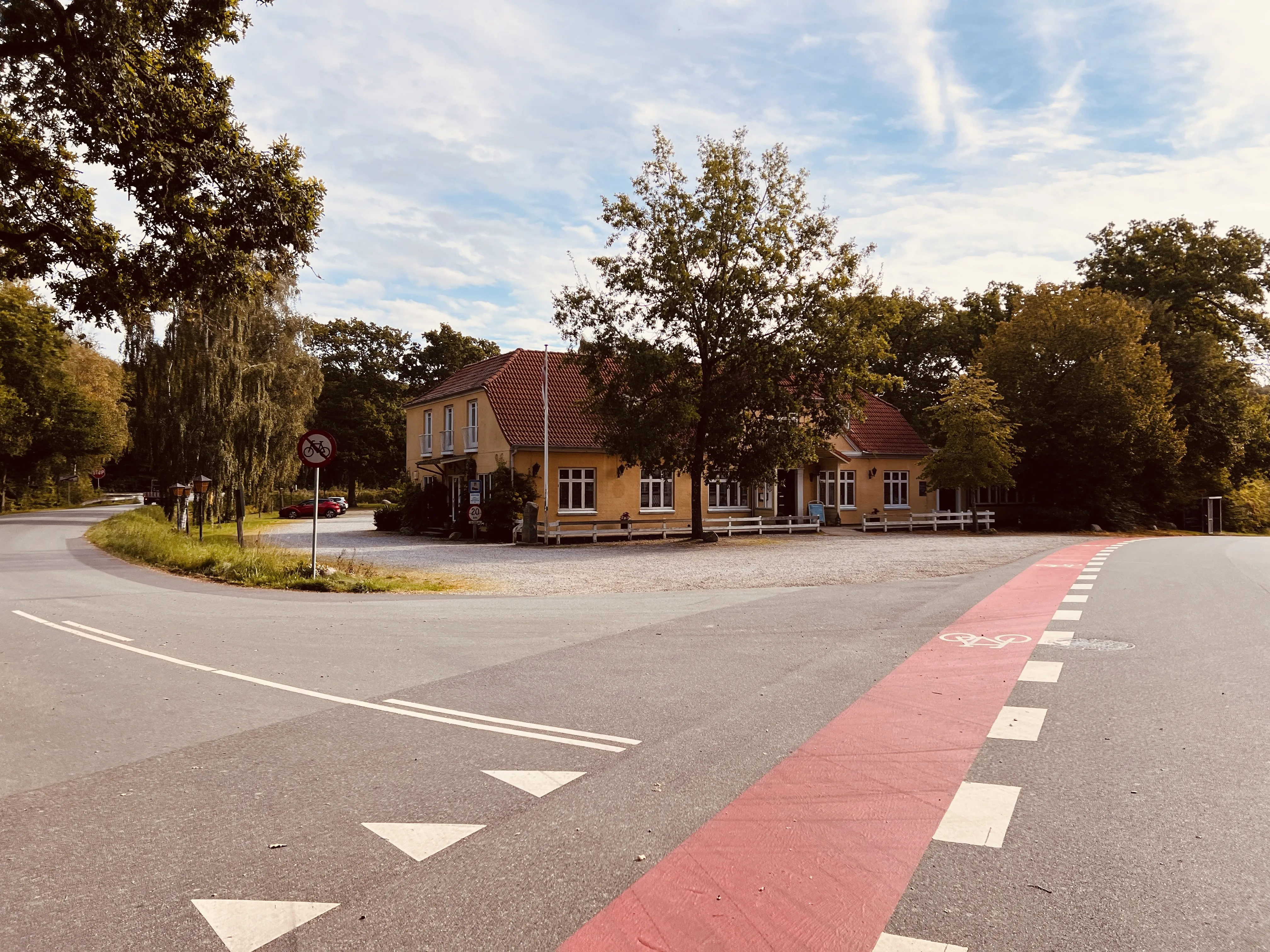 Billede af Kroen over for Rindsholm Station. Billede af Kroen over for Rindsholm Station.
