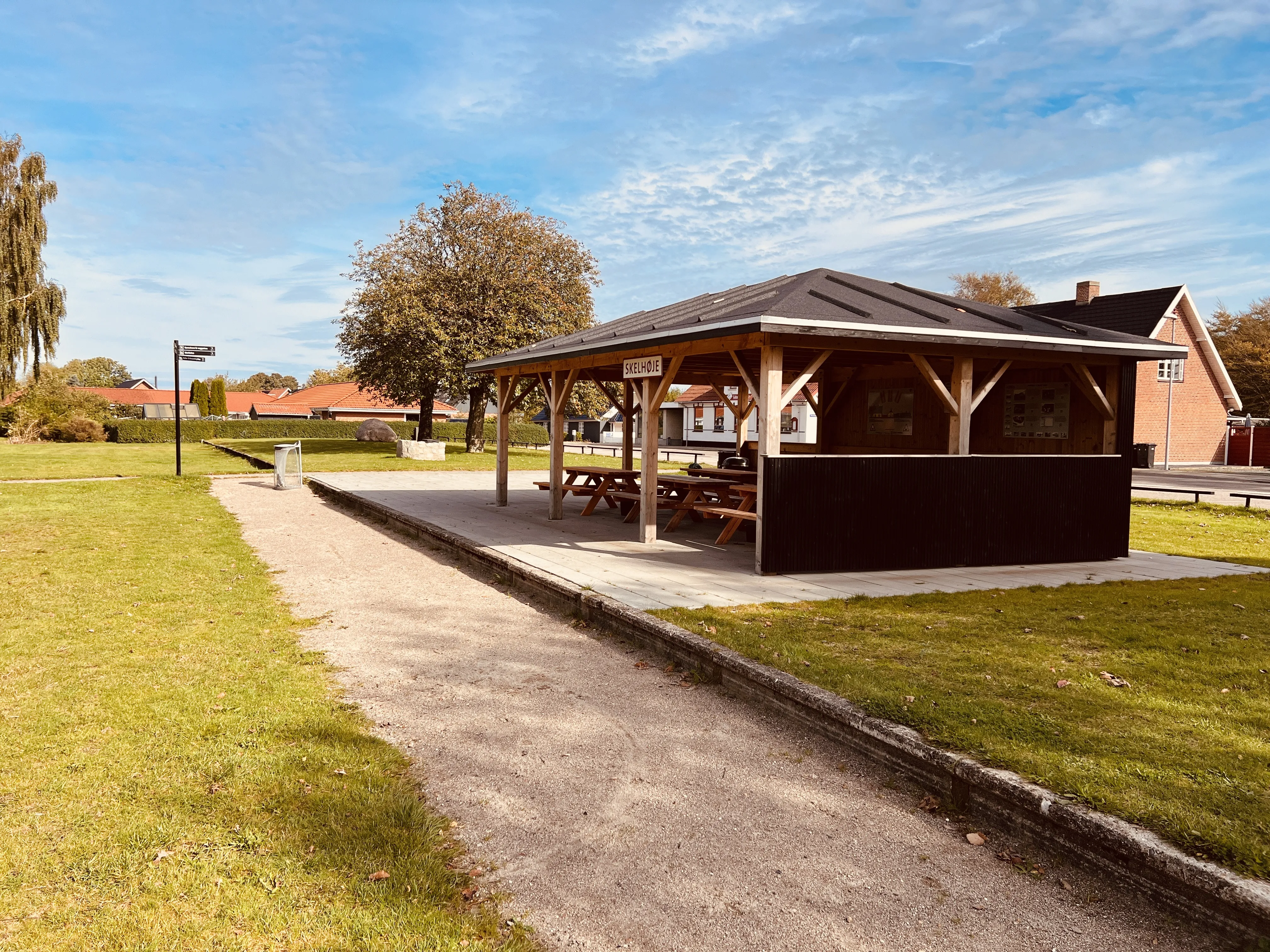 Billede af Skelhøje Station - Station er nedrevet, men Skelhøje Station har ligget her, hvor der er lavet et picnic hus. Billede af Skelhøje Station - Station er nedrevet, men Skelhøje Station har ligget her, hvor der er lavet et picnic hus.