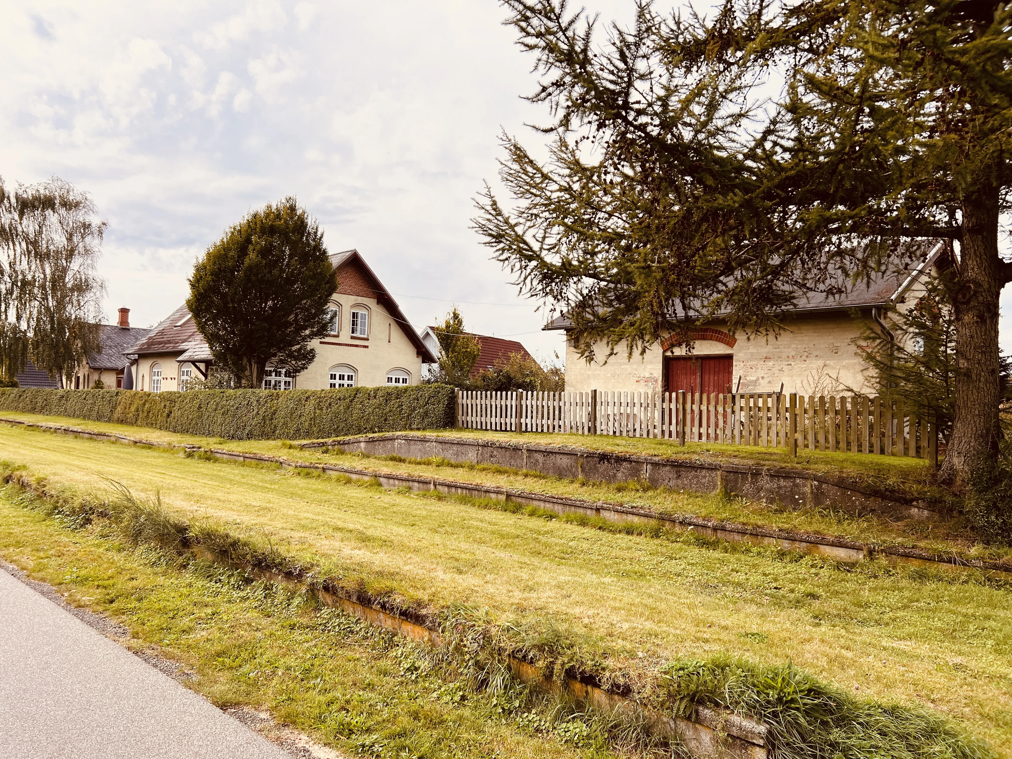 Billede af Ilskov Holdeplads’ varehus.