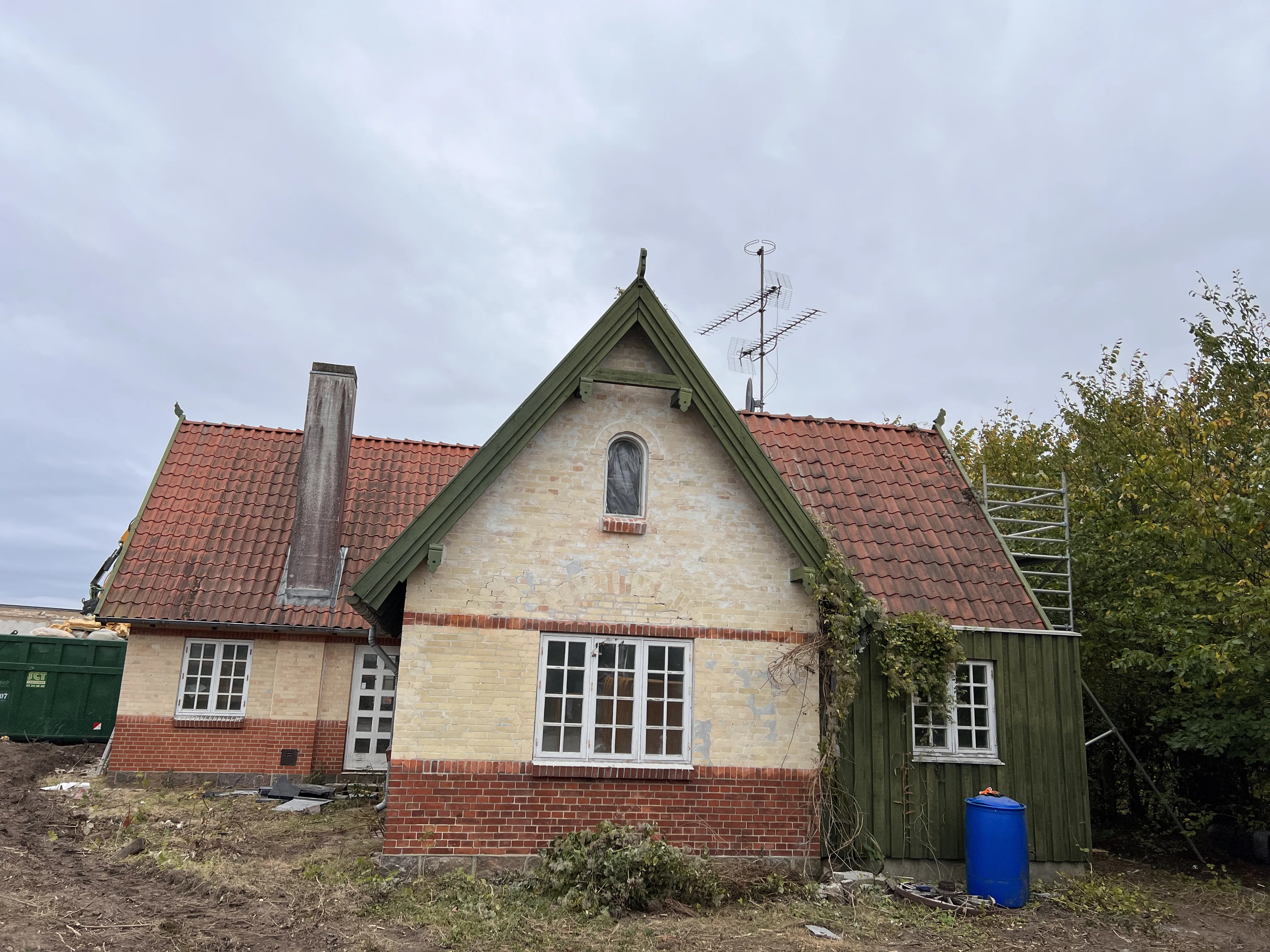 Billede af vogterhuset ved Allerup Trinbræt - her er vogterhuset ved at blive revet ned.