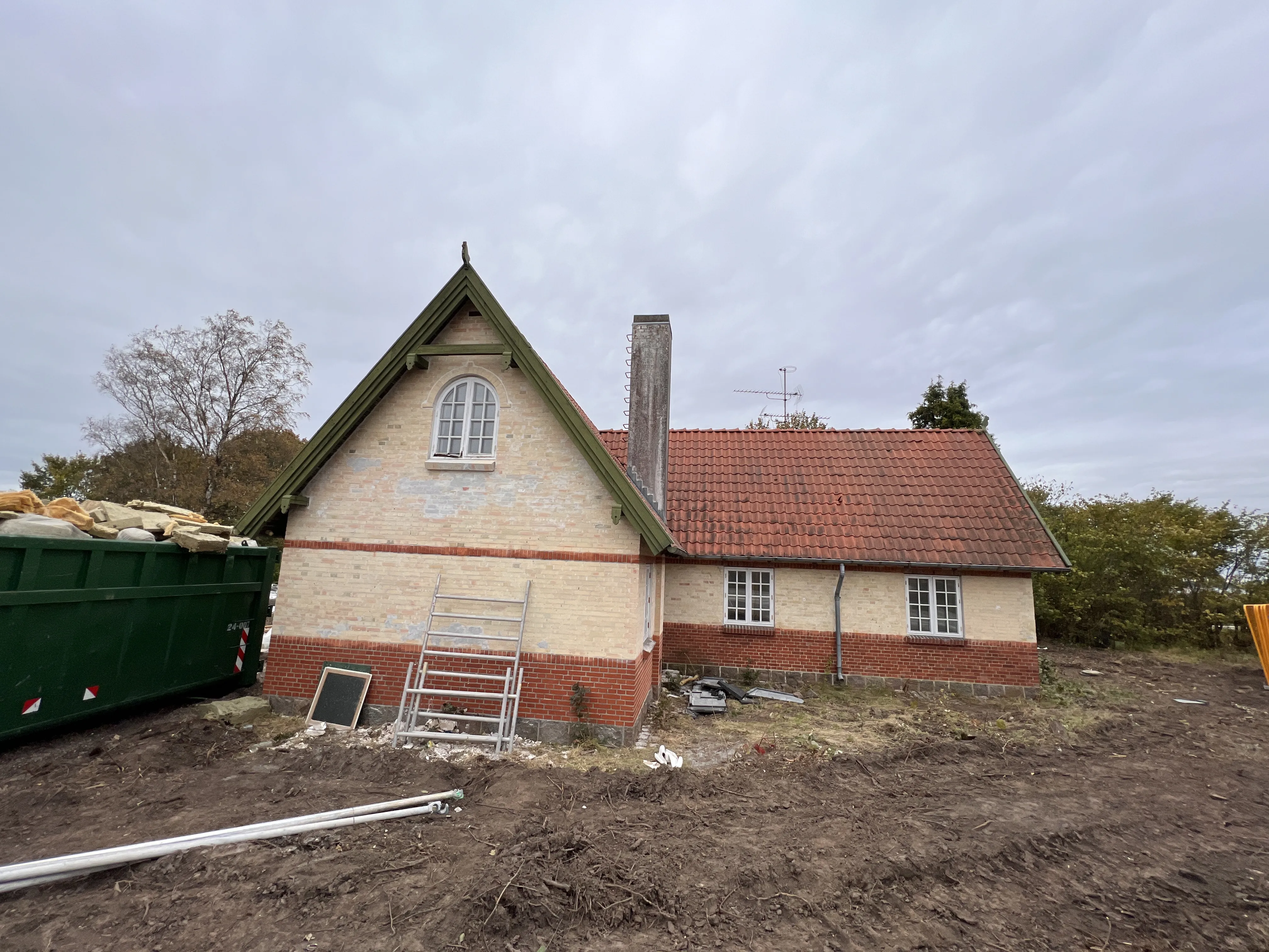 Billede af vogterhuset ved Allerup Trinbræt - her er vogterhuset ved at blive revet ned.