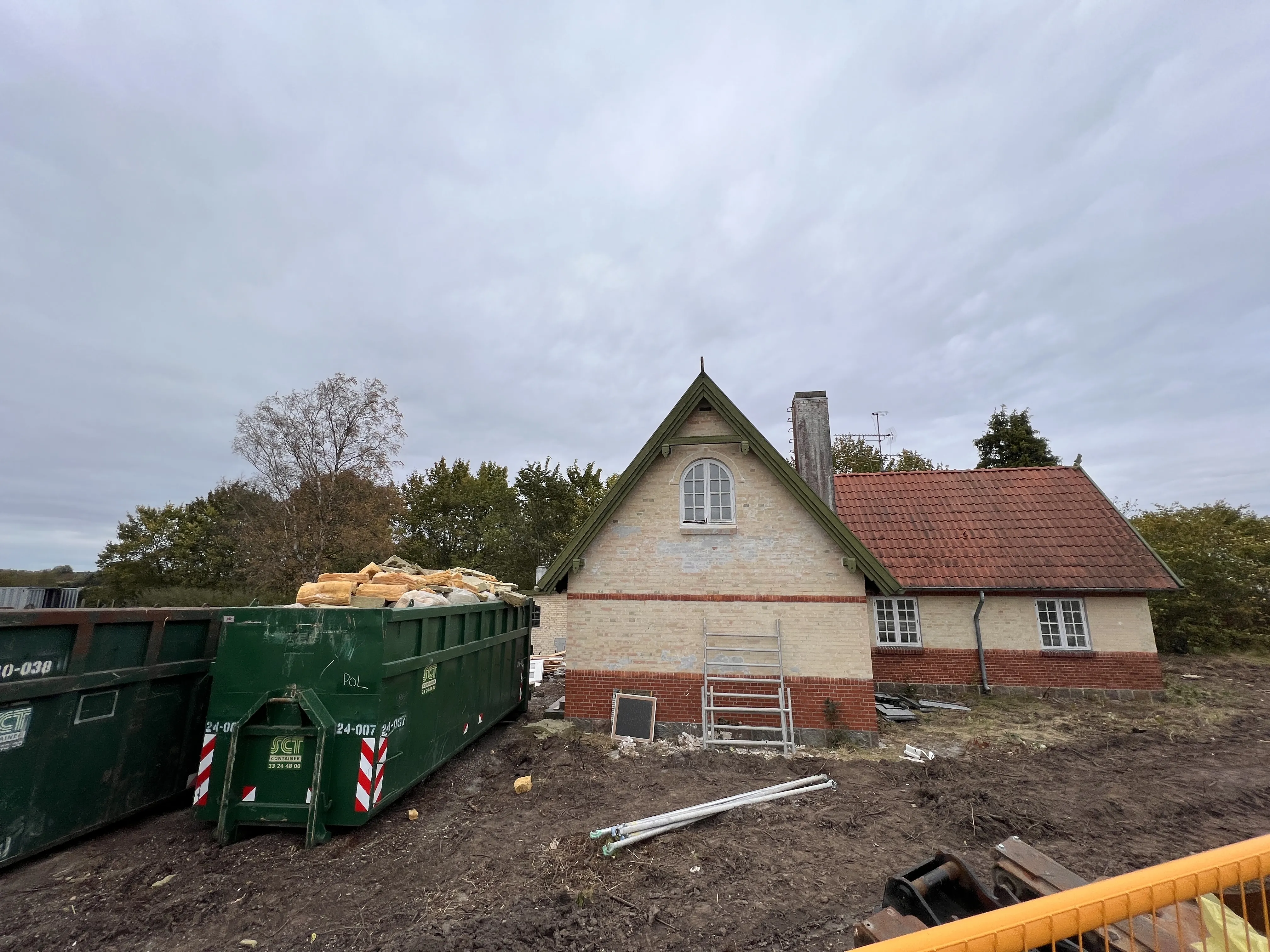 Billede af vogterhuset ved Allerup Trinbræt - her er vogterhuset ved at blive revet ned.