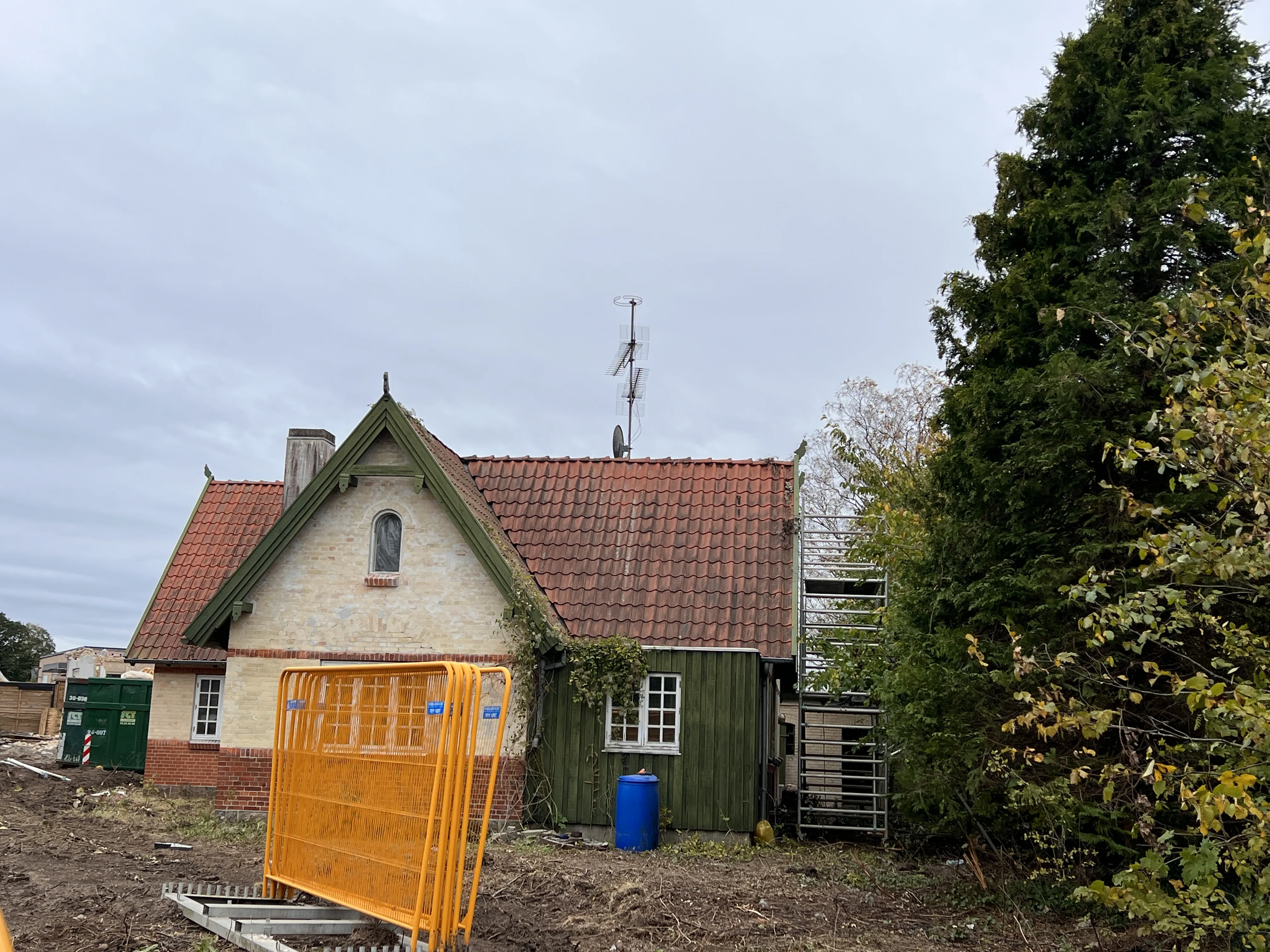 Billede af vogterhuset ved Allerup Trinbræt - her er vogterhuset ved at blive revet ned.