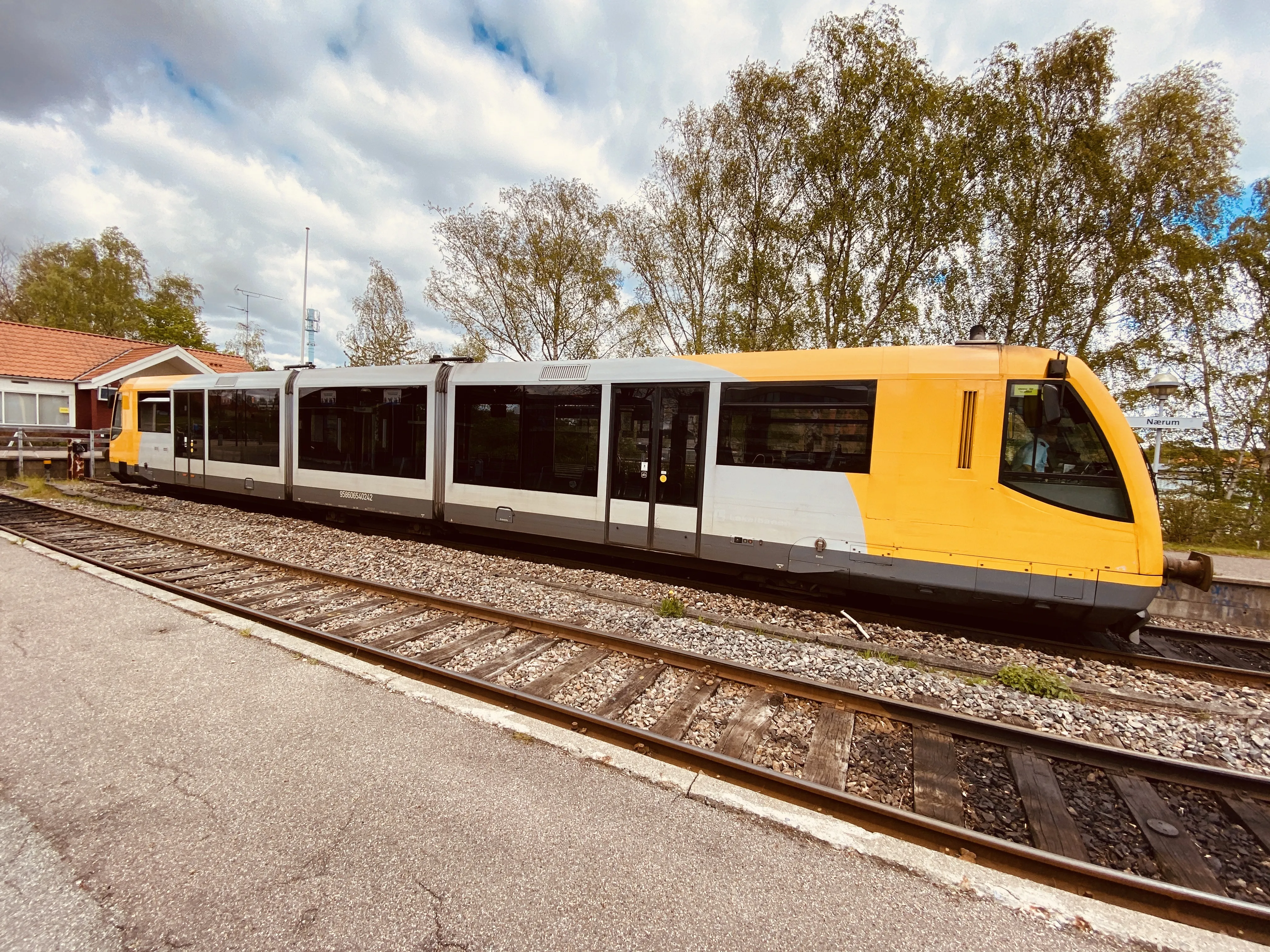 Billede af LNJ Lm 24 ud for Nærum Station. Billede af LNJ Lm 24 ud for Nærum Station.