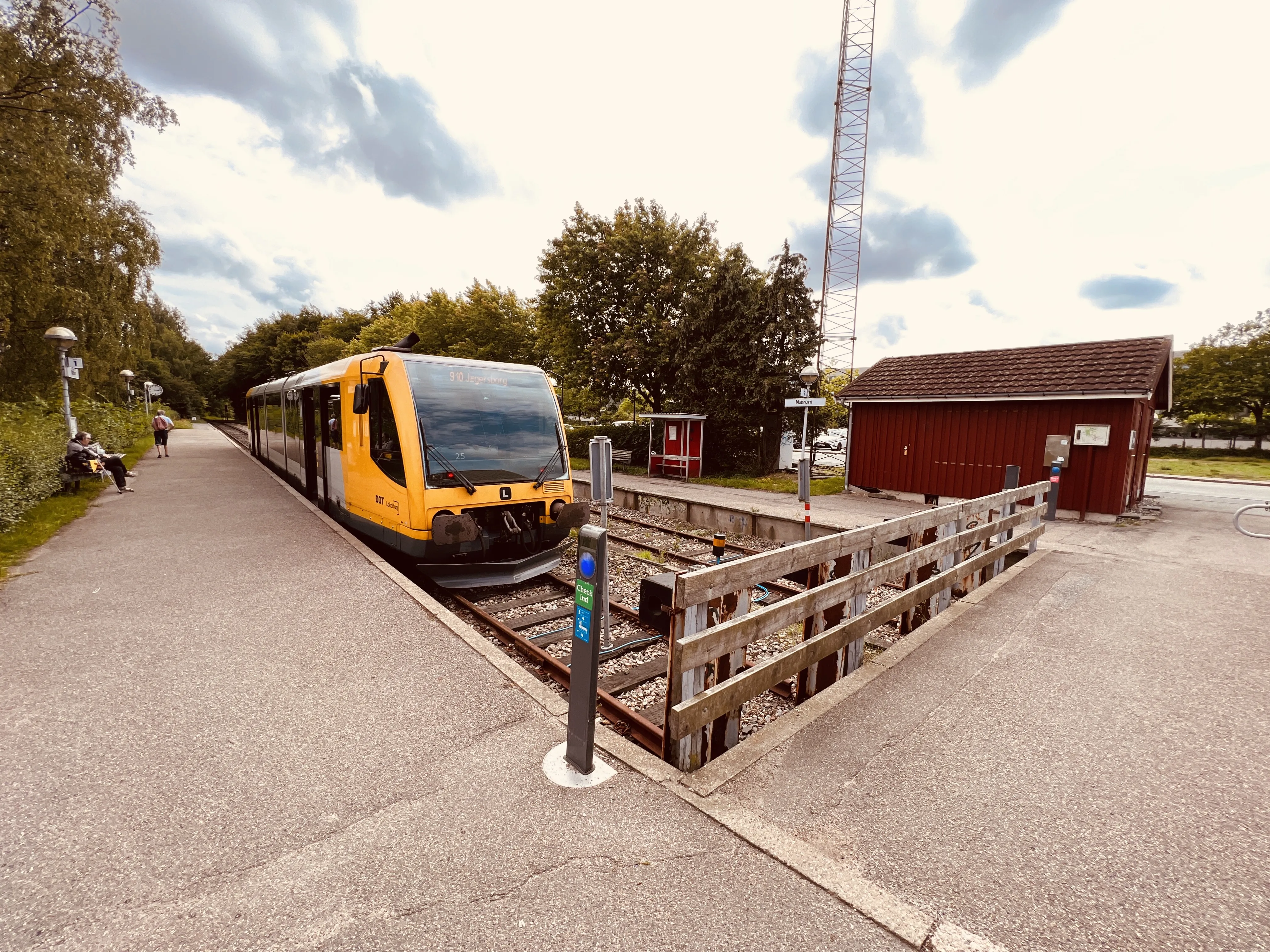 Billede af LNJ Lm 25 ud for Nærum Station. Billede af LNJ Lm 25 ud for Nærum Station.