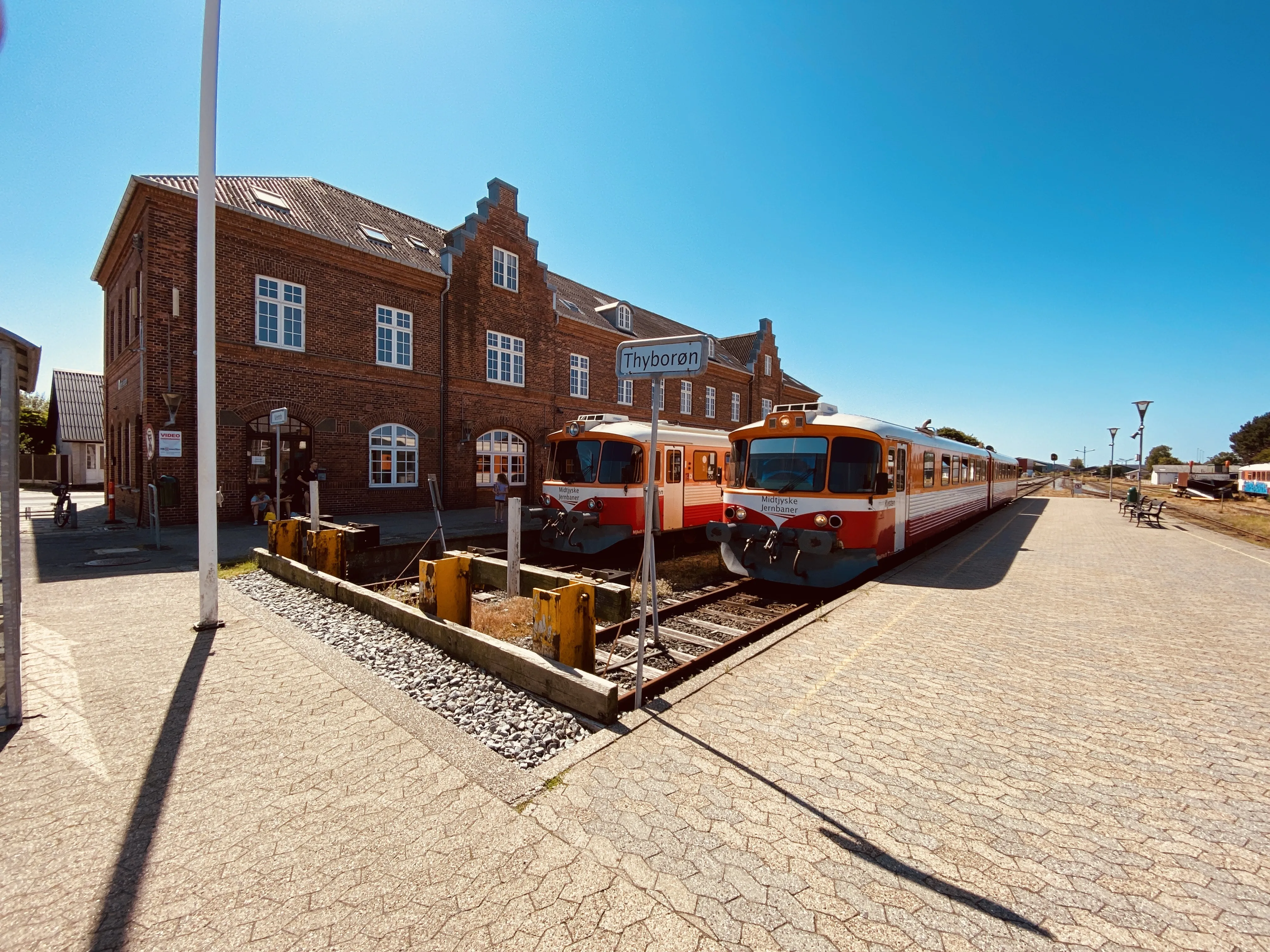 Billede af "Kysten" (MjbaD YM 39) og oprindelig OHJ YM 57 - her fotograferet ud for Lemvig Station. Billede af "Kysten" (MjbaD YM 39) og oprindelig OHJ YM 57 - her fotograferet ud for Lemvig Station.