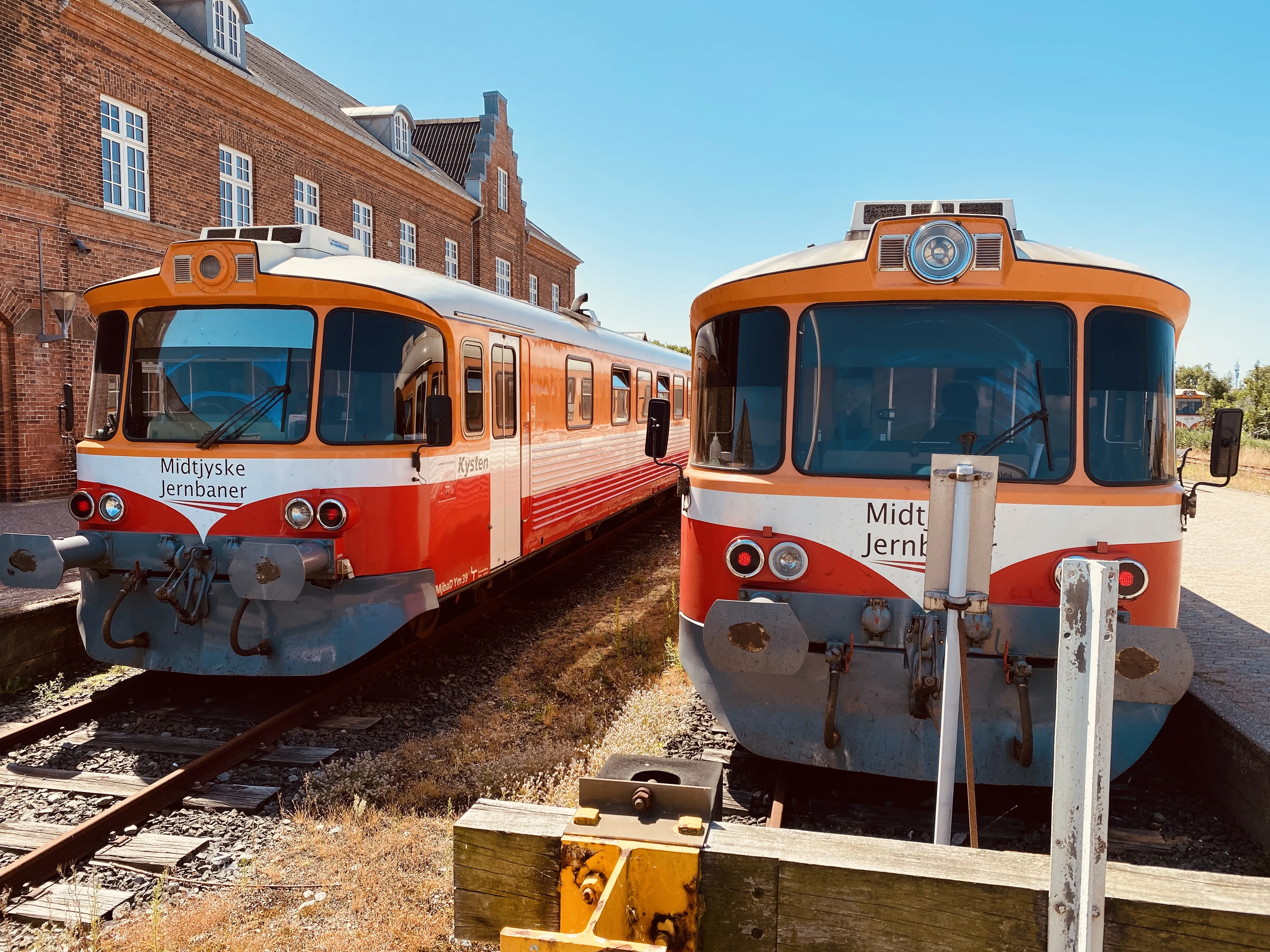 Billede af "Kysten" (MjbaD YM 39) og oprindelig OHJ YM 57 - her fotograferet ud for Lemvig Station. Billede af "Kysten" (MjbaD YM 39) og oprindelig OHJ YM 57 - her fotograferet ud for Lemvig Station.