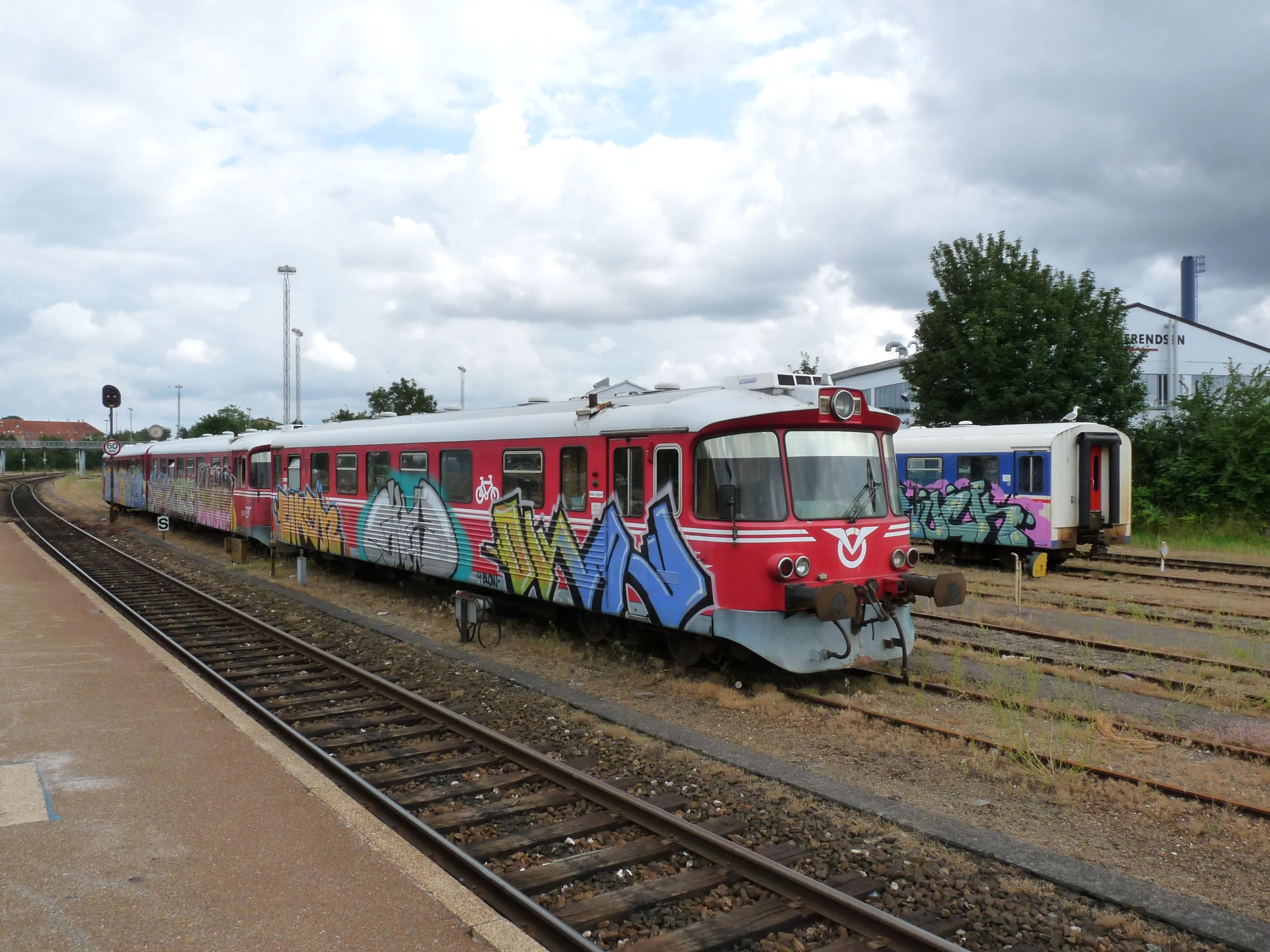 Billede af VL YM 55, tidligere OHJ-HTJ YM 55 - fotograferet ud for Holbæk Station. Billede af VL YM 55, tidligere OHJ-HTJ YM 55 - fotograferet ud for Holbæk Station.