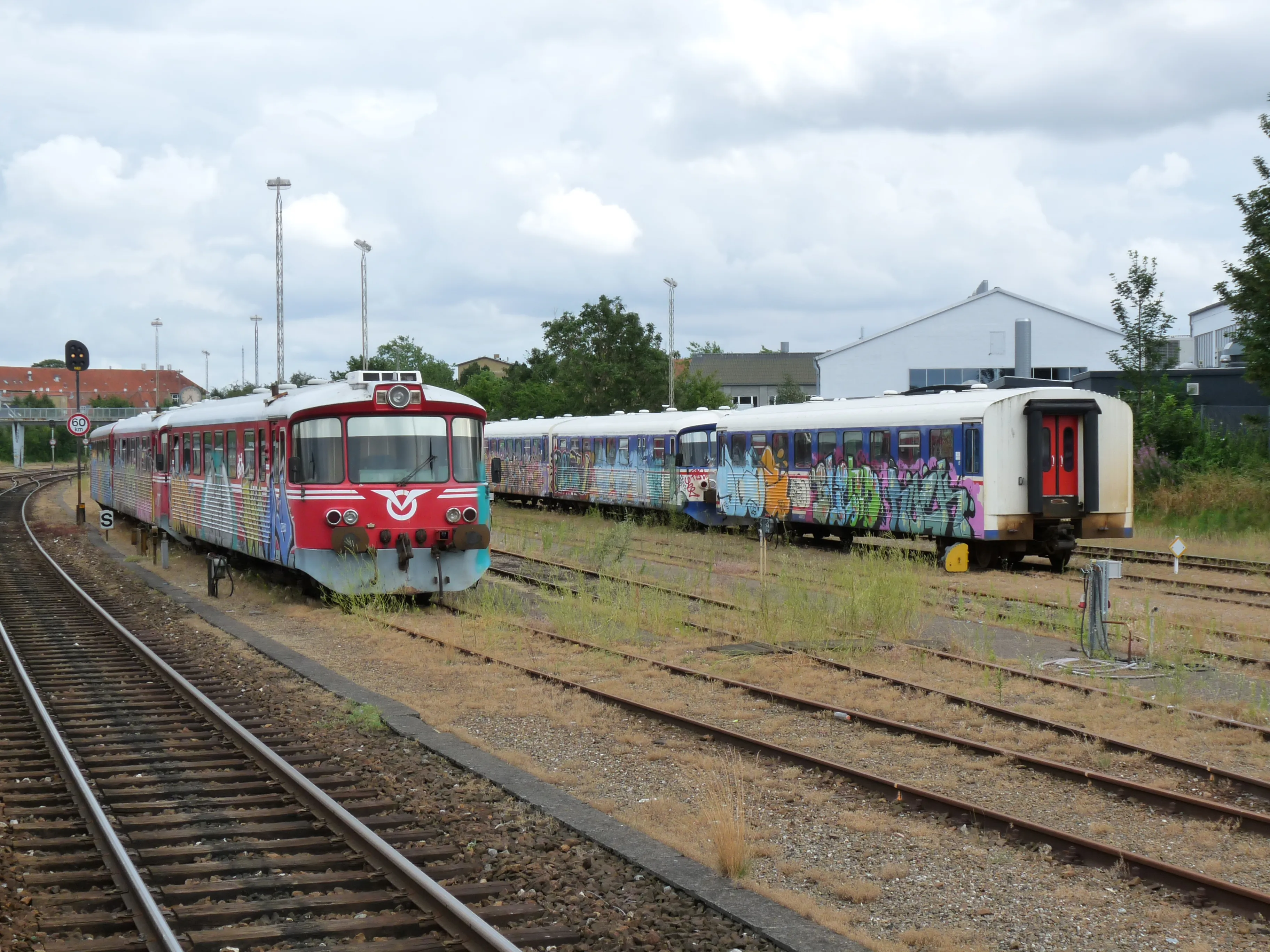 Billede af VL YM 55, tidligere OHJ-HTJ YM 55 - fotograferet ud for Holbæk Station. Billede af VL YM 55, tidligere OHJ-HTJ YM 55 - fotograferet ud for Holbæk Station.