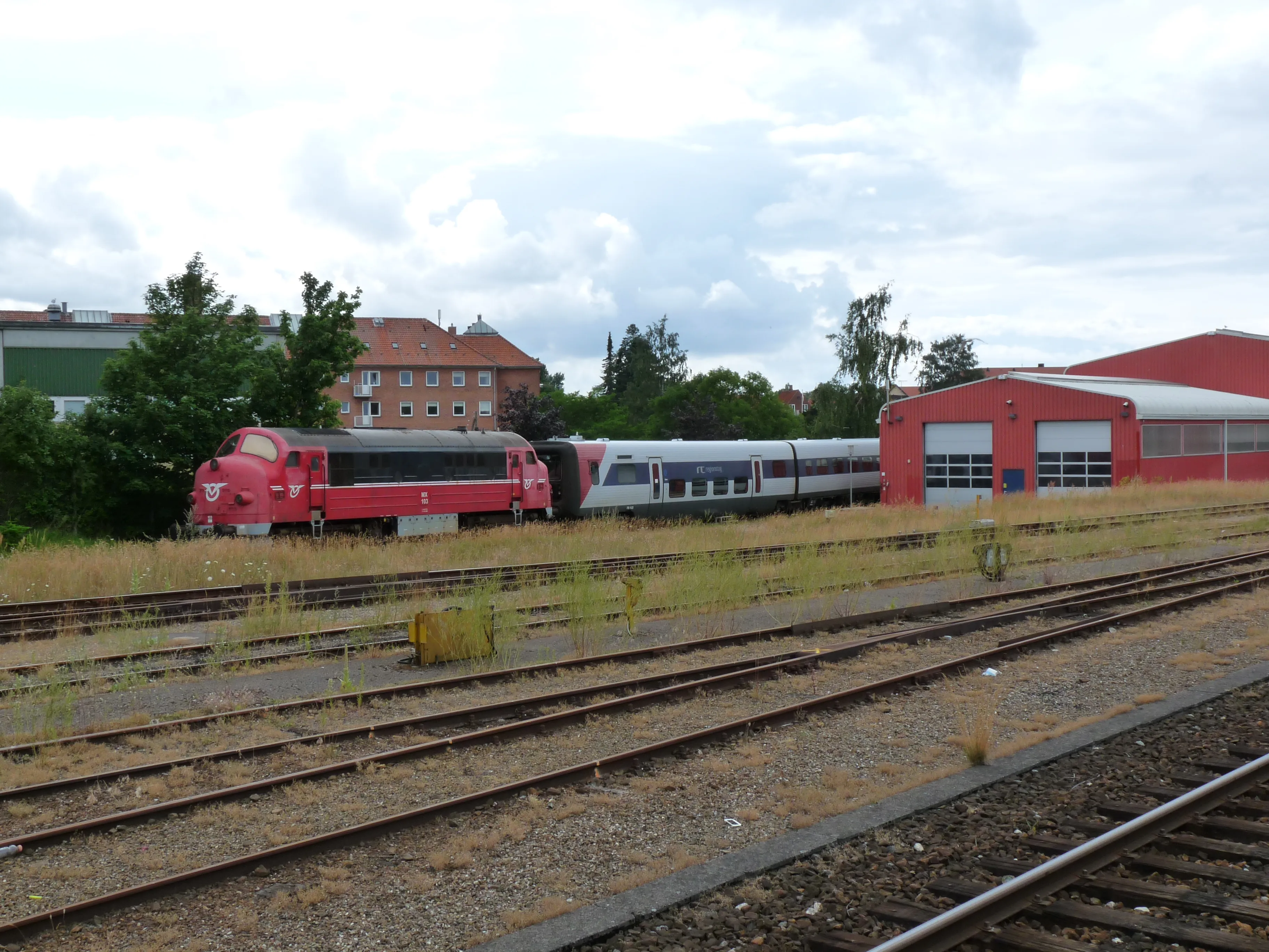 Billede af DSB MX 1010, senere OHJ MX 103 - fotograferet ud for Holbæk Station. Billede af DSB MX 1010, senere OHJ MX 103 - fotograferet ud for Holbæk Station.