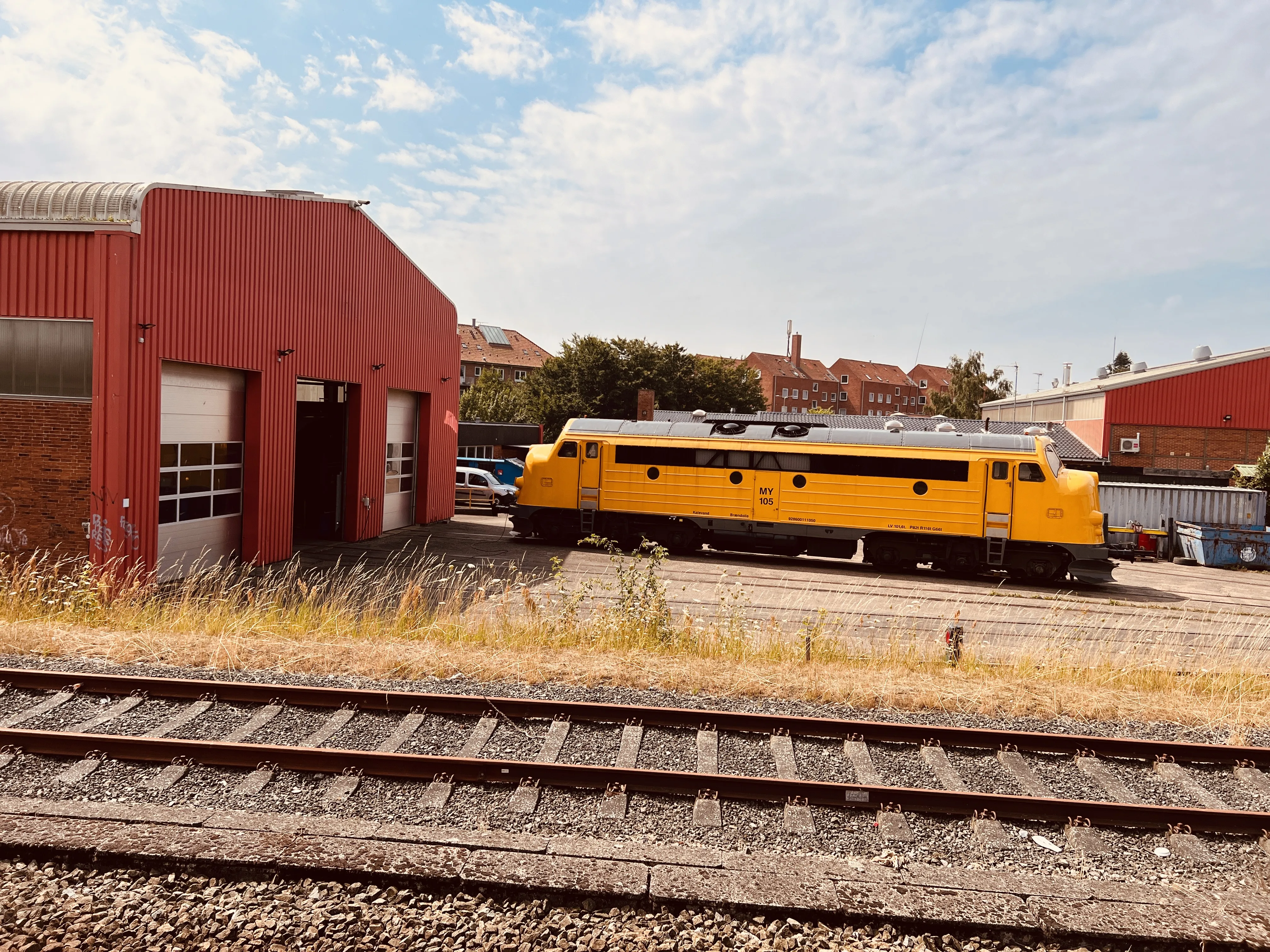 Billede af LT MY 105, tidligere DSB MY 1145 - fotograferet ud for Holbæk Station.