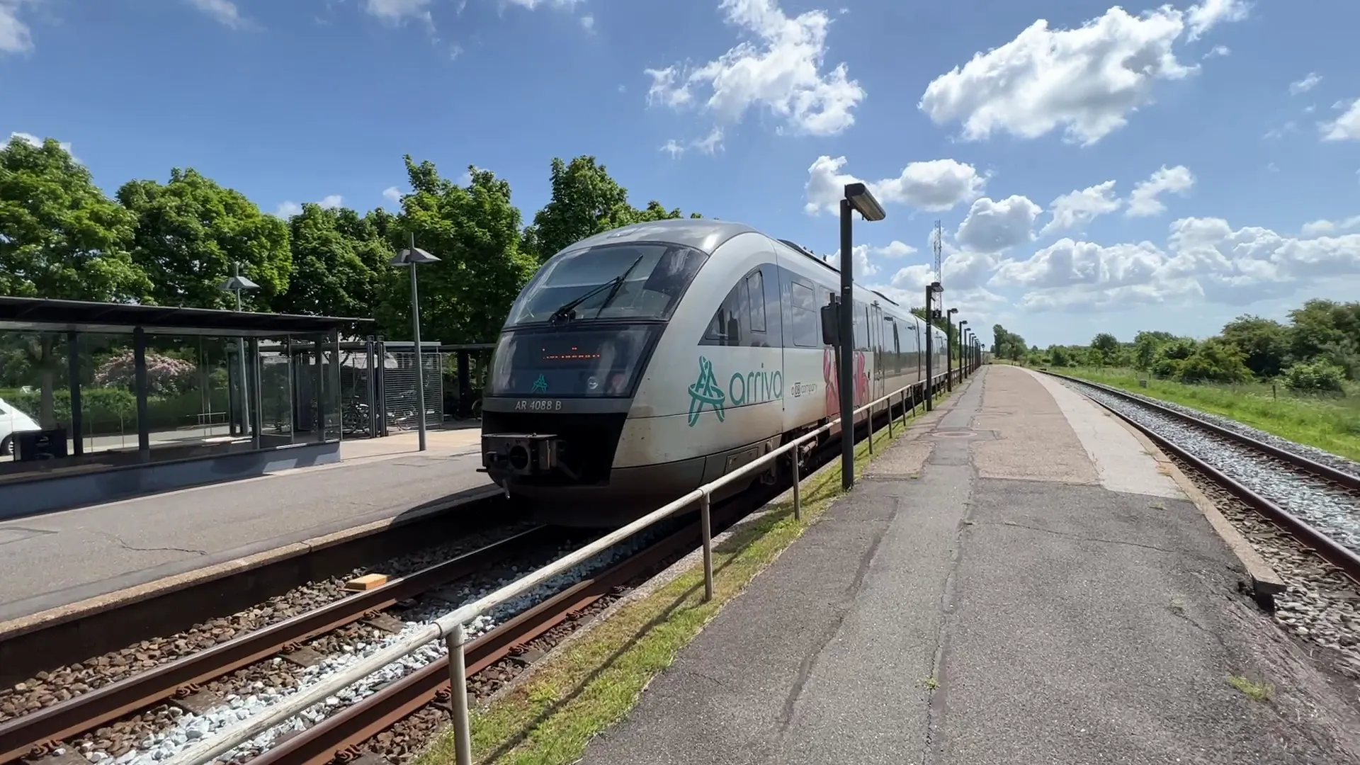 Billede af ARRIVA AR 4088 ud for Højby (Fyn) Trinbræt. Billede af ARRIVA AR 4088 ud for Højby (Fyn) Trinbræt.