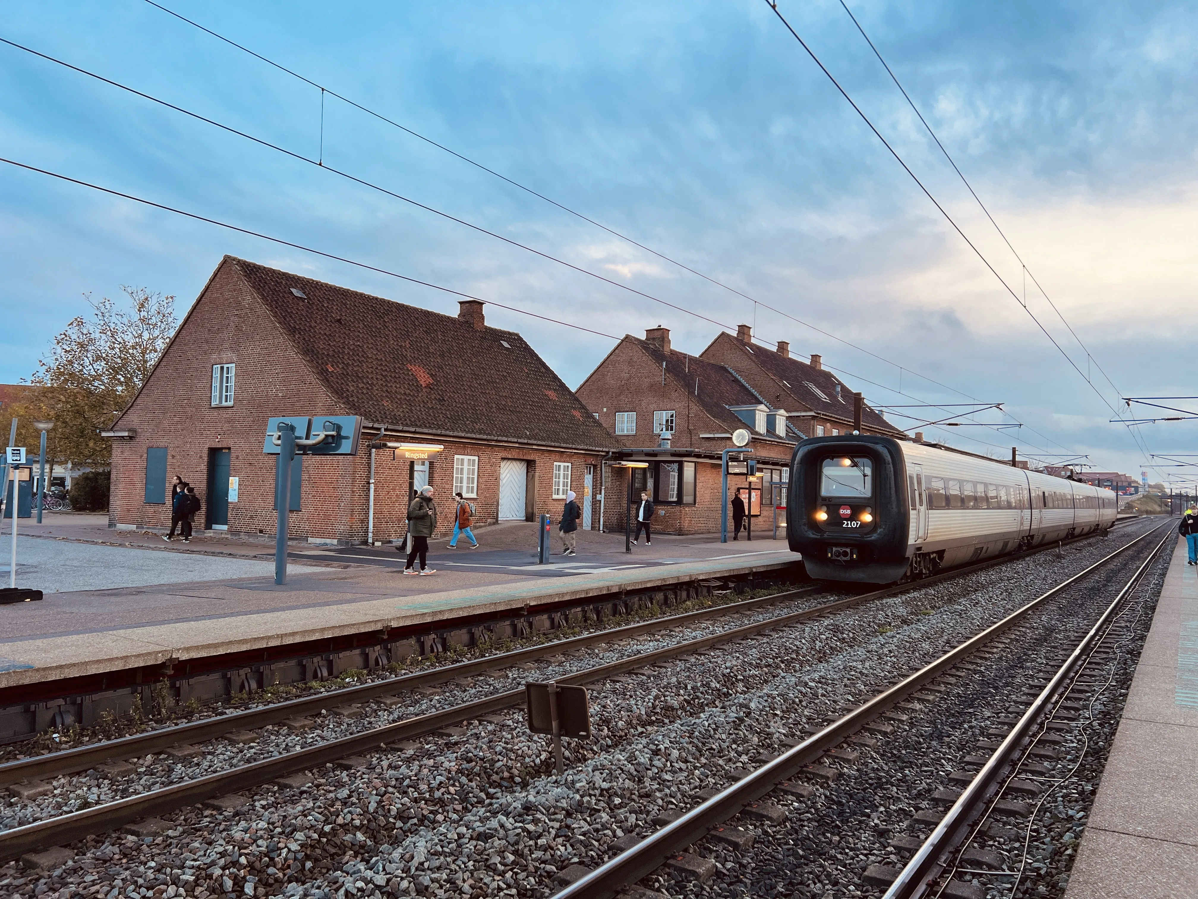 Billede af DSB ER 2007 fotograferet ud for Ringsted Station.