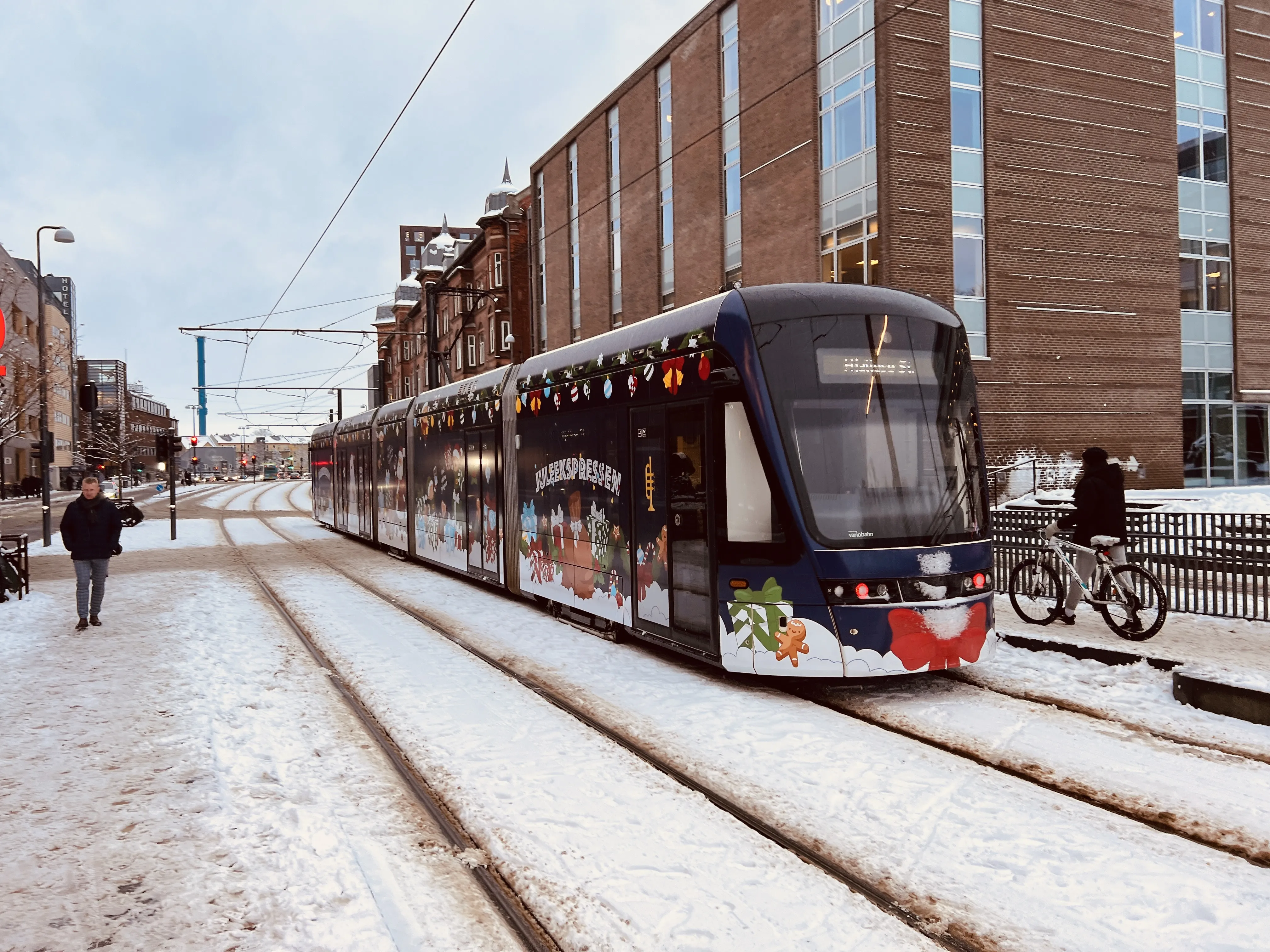 Billede af "Juleekspressen" ved Odense Banegård Letbanestation.