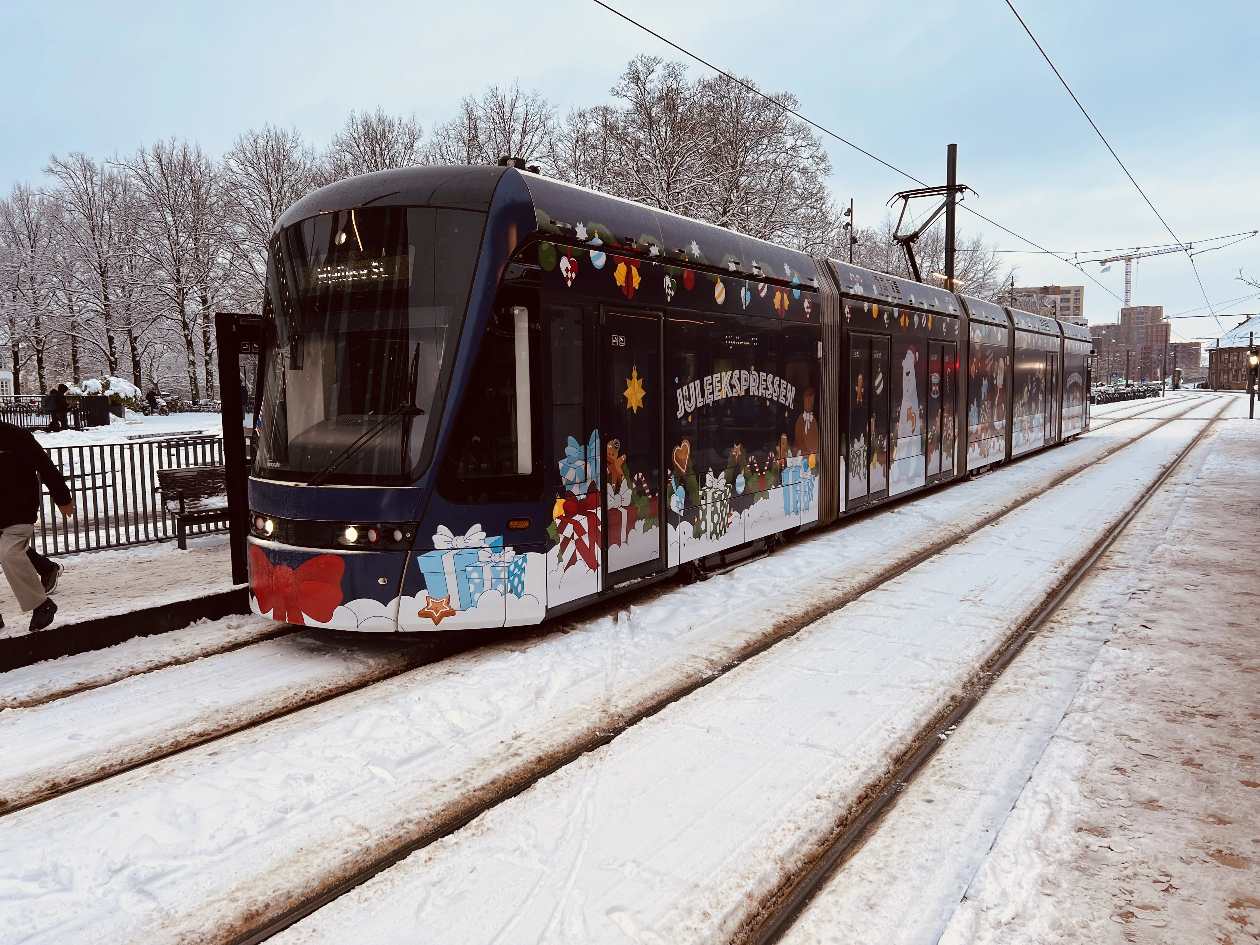 Billede af "Juleekspressen" ved Odense Banegård Letbanestation. Billede af "Juleekspressen" ved Odense Banegård Letbanestation.