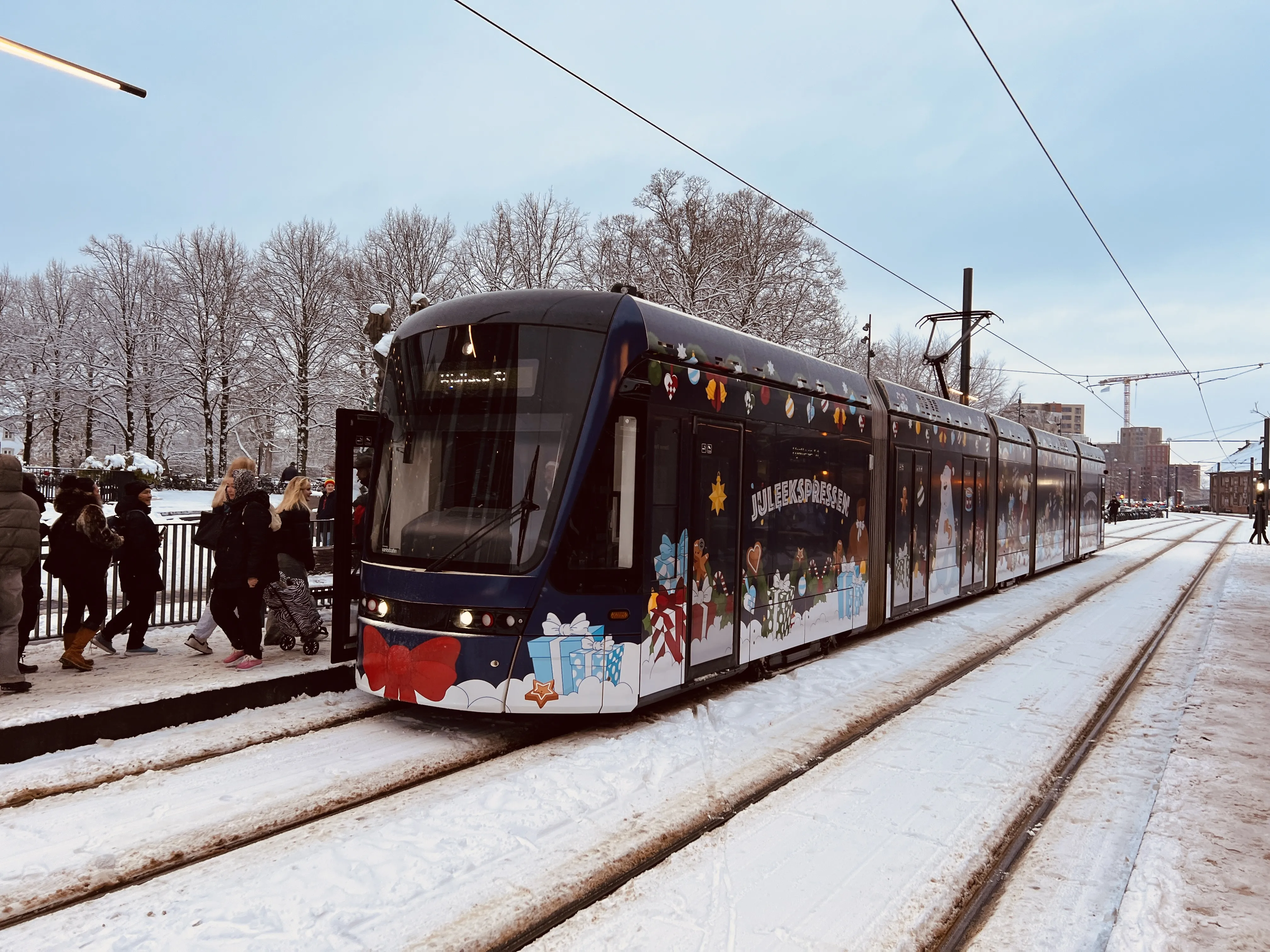Billede af "Juleekspressen" ved Odense Banegård Letbanestation. Billede af "Juleekspressen" ved Odense Banegård Letbanestation.