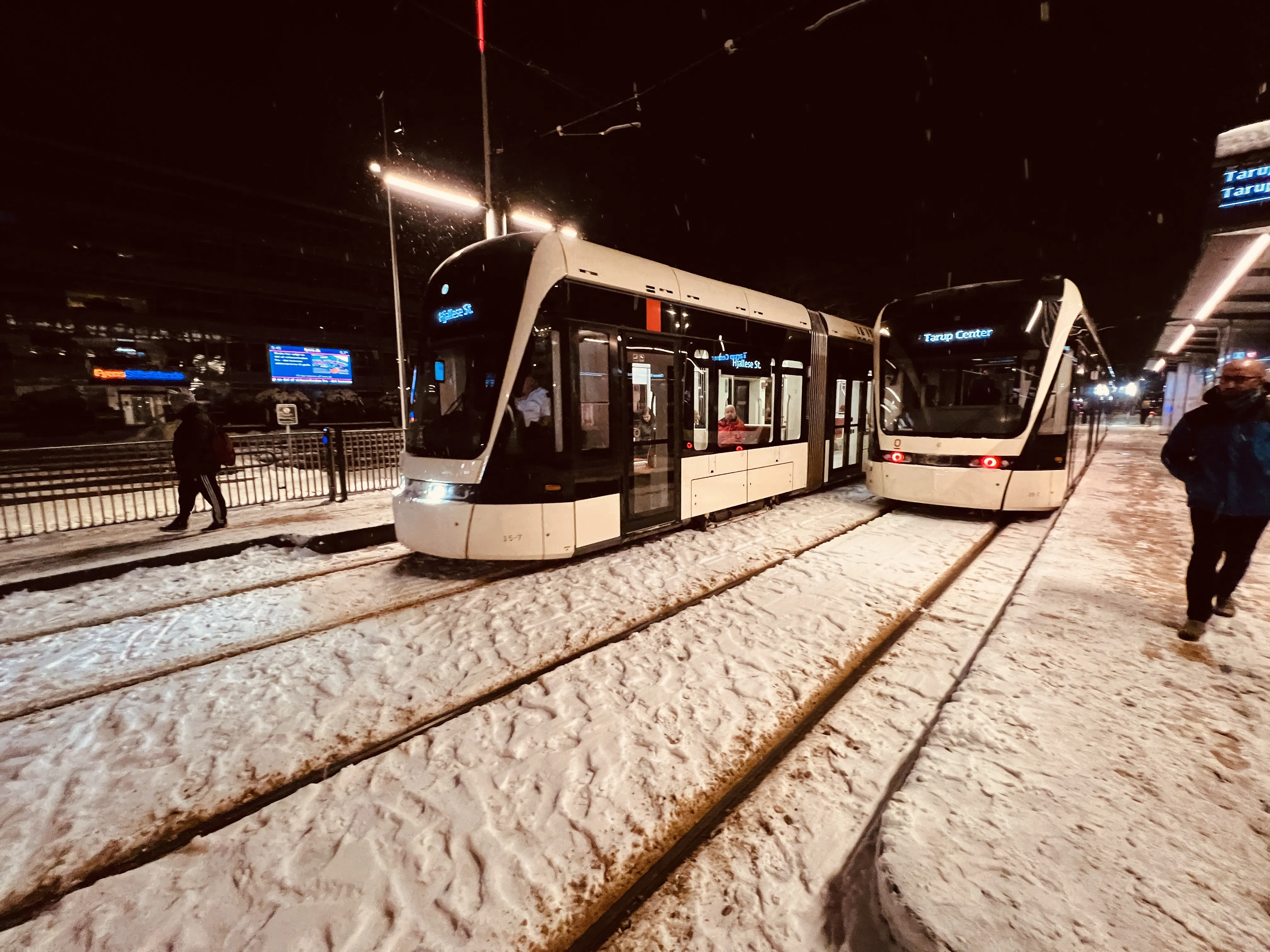 Billede af Odense Letbane togsæt 15 fotograferet ud for Odense Banegård Letbanestation.