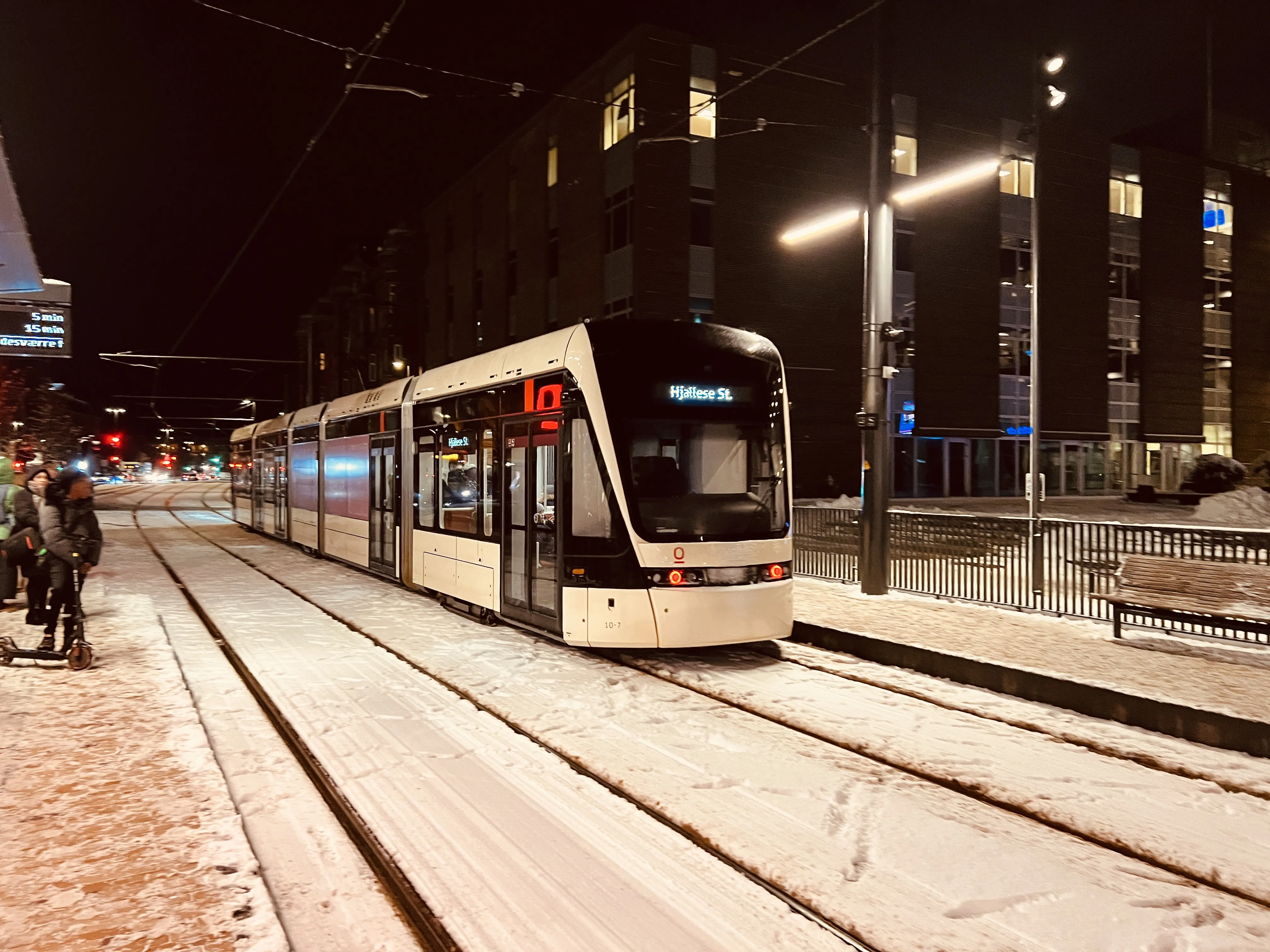 Billede af Odense Letbane togsæt 10 fotograferet ud for Odense Banegård Letbanestation. Billede af Odense Letbane togsæt 10 fotograferet ud for Odense Banegård Letbanestation.