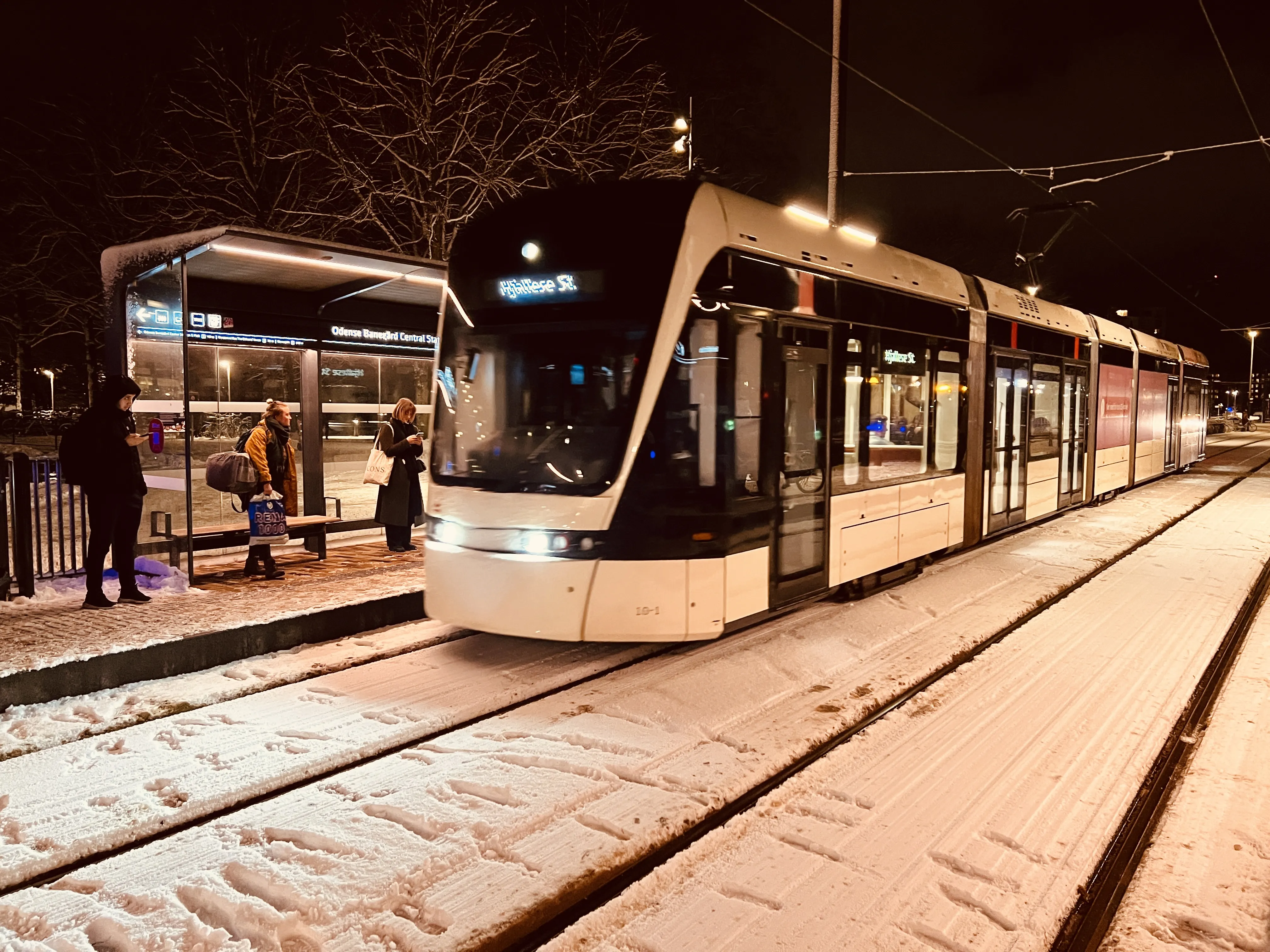 Billede af Odense Letbane togsæt 10 fotograferet ud for Odense Banegård Letbanestation.