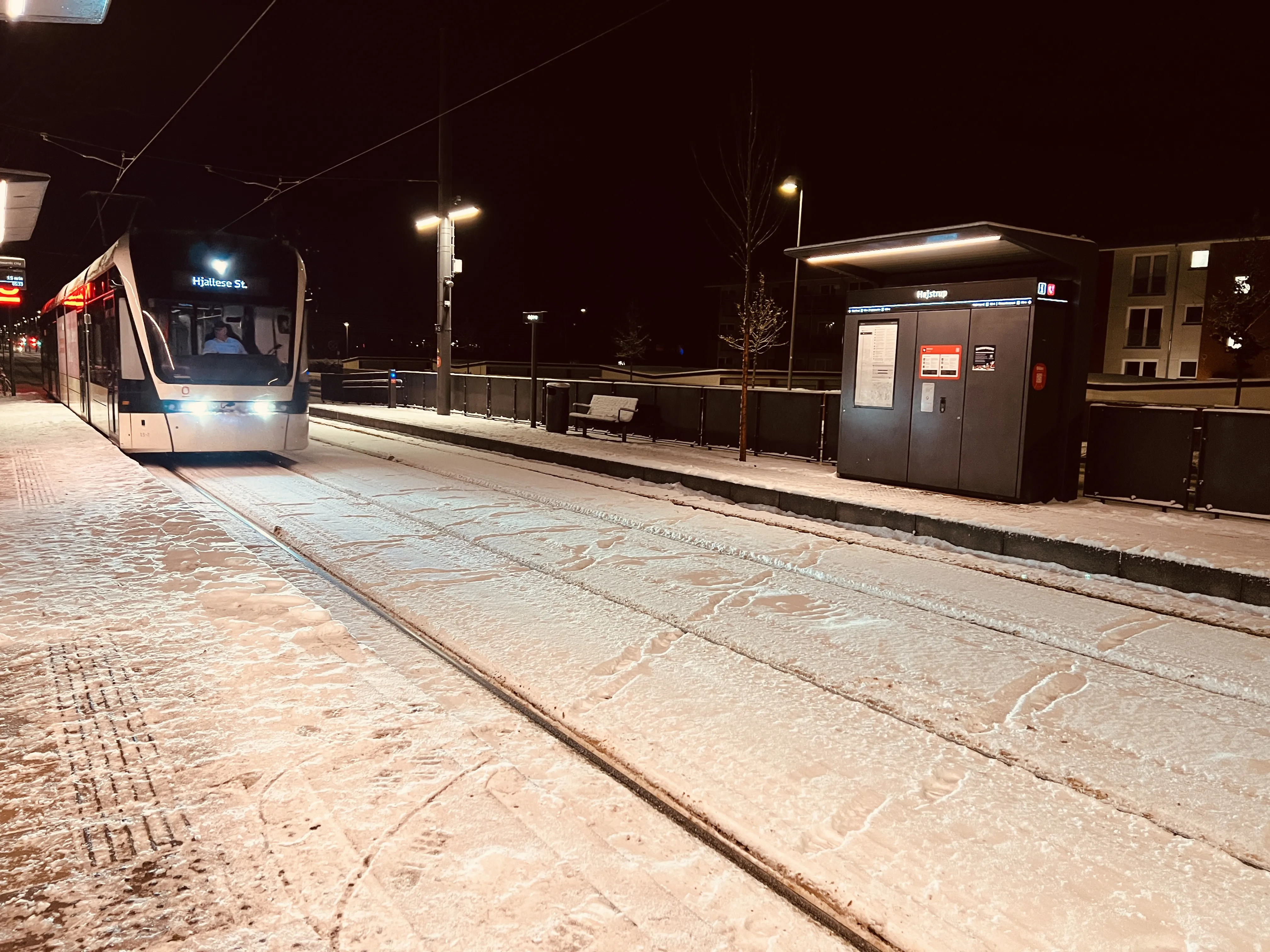 Billede af en sneklædt Højstrup Letbanestation.