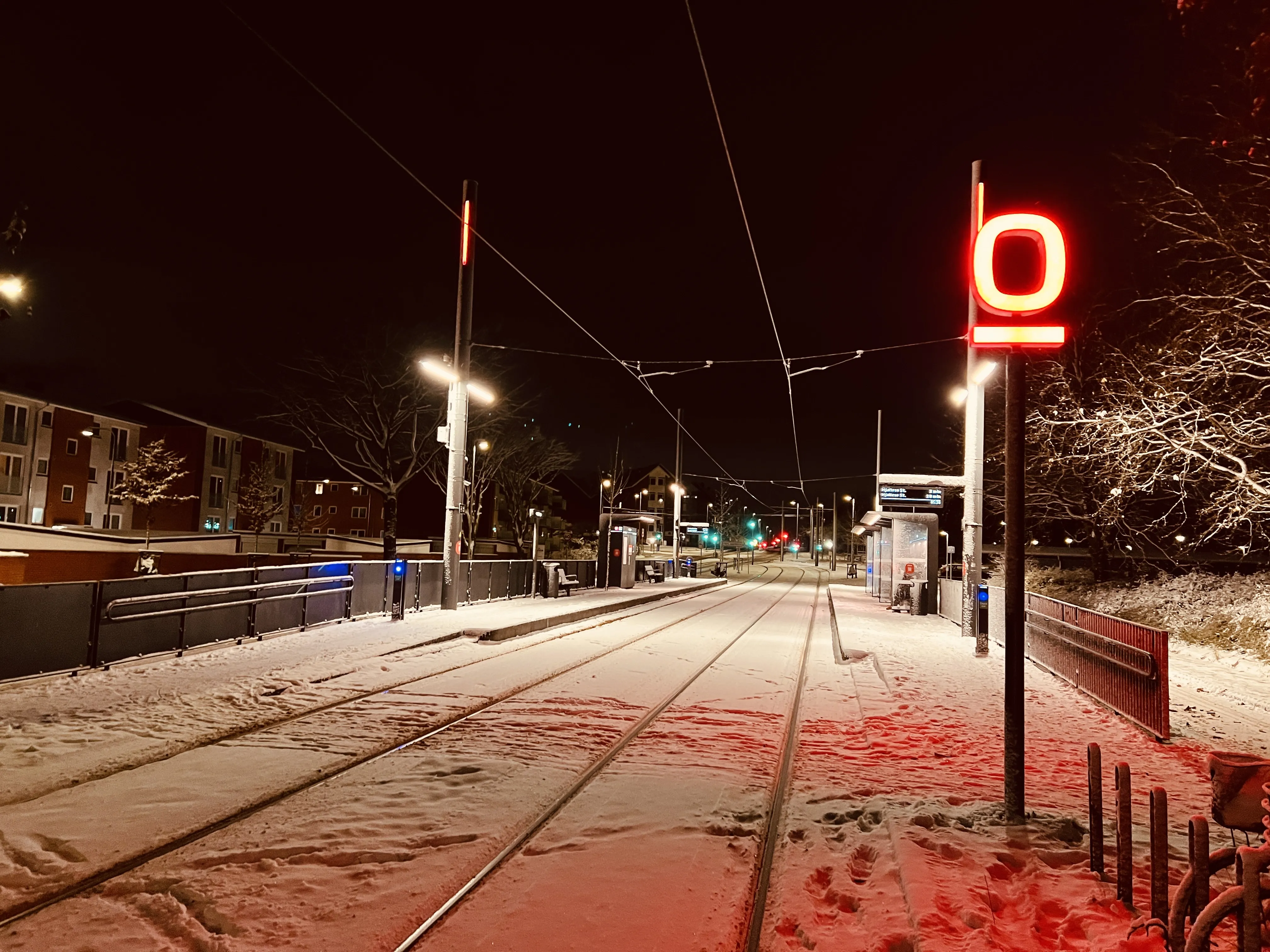 Billede af en sneklædt Højstrup Letbanestation. Billede af en sneklædt Højstrup Letbanestation.