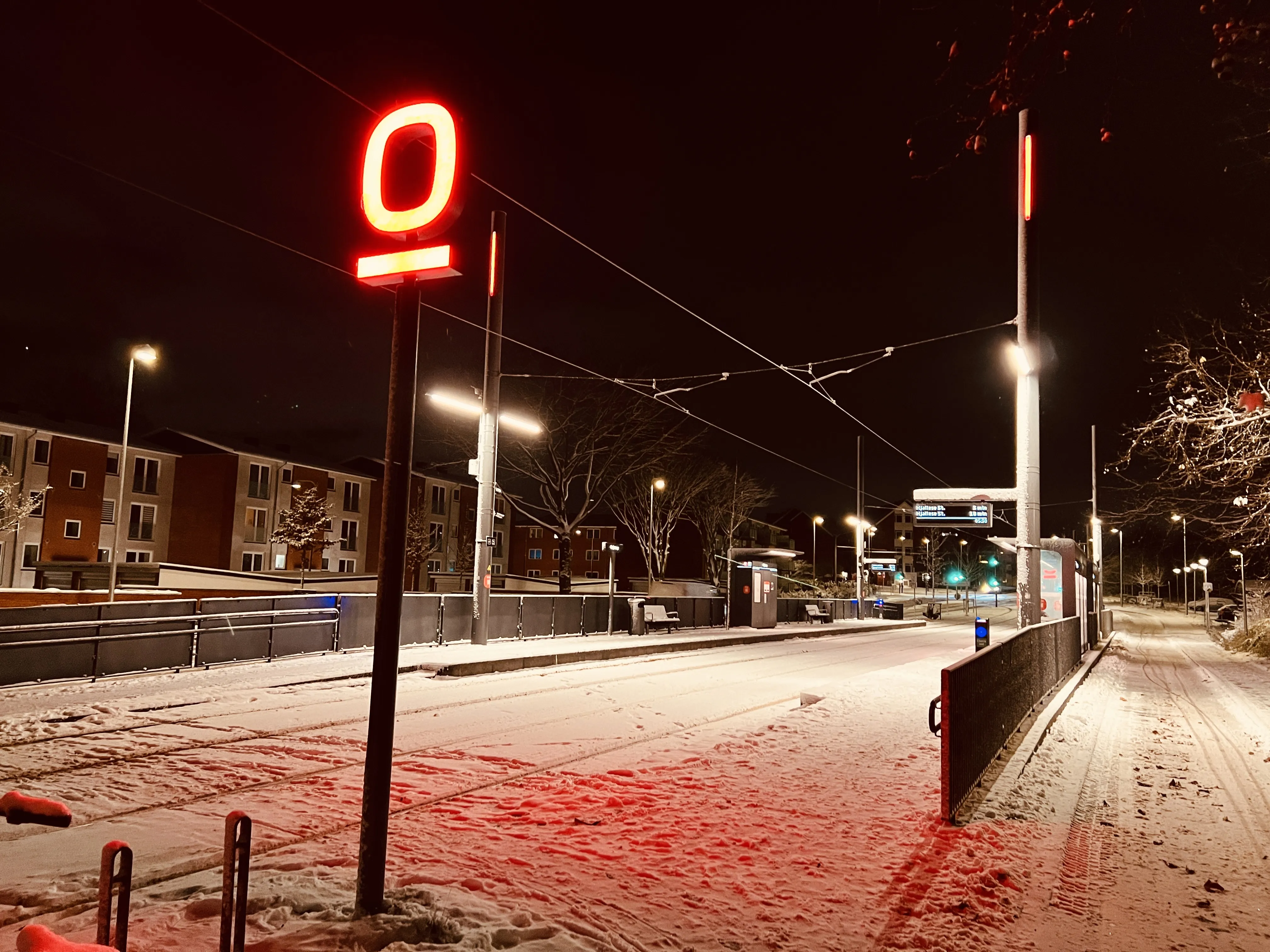 Billede af en sneklædt Højstrup Letbanestation.