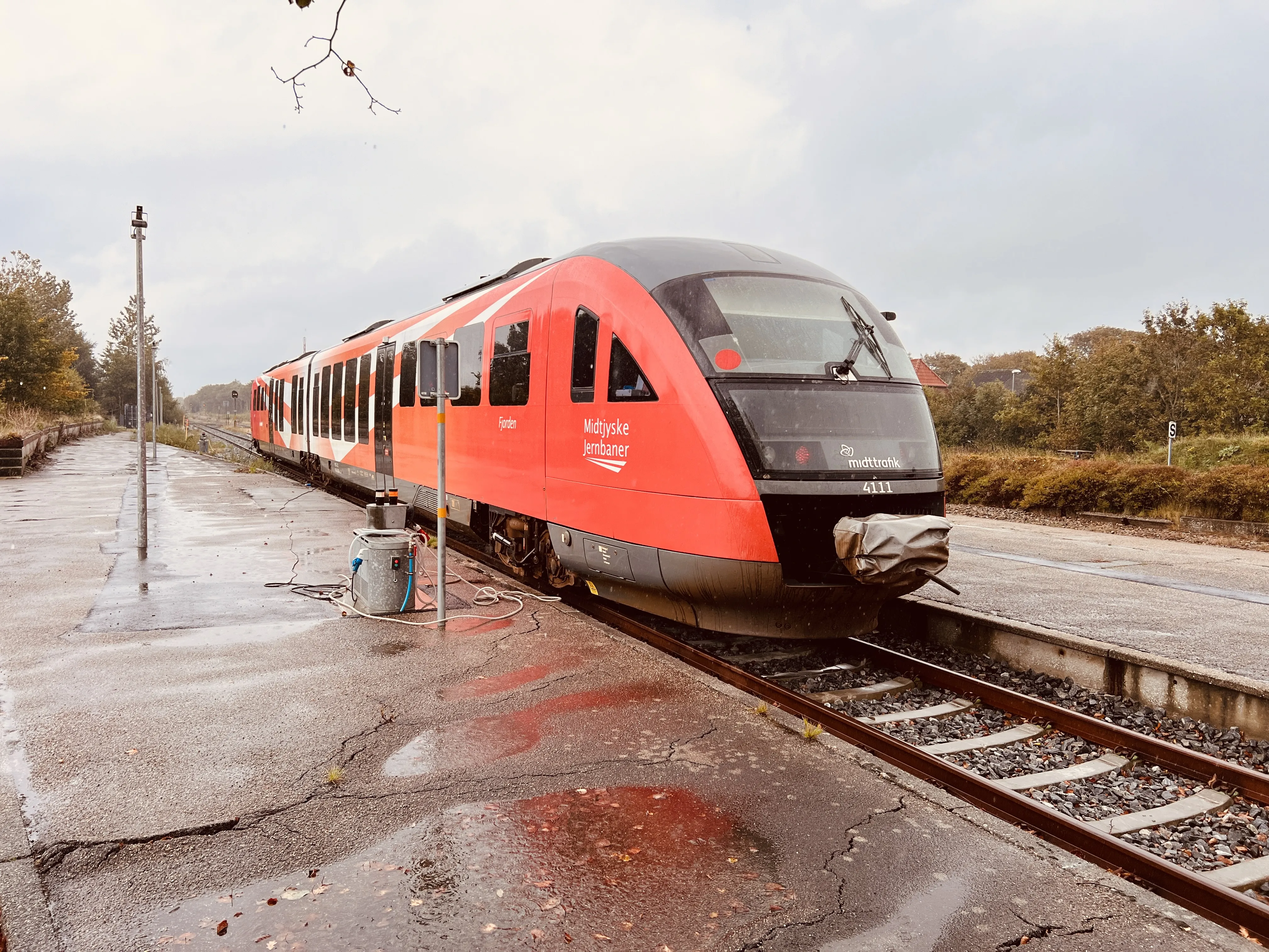 Billede af MjbaD MQ 4111-4911, tidligere DSB MQ 4111-4911 fotograferet ud for Vemb Station. Billede af MjbaD MQ 4111-4911, tidligere DSB MQ 4111-4911 fotograferet ud for Vemb Station.