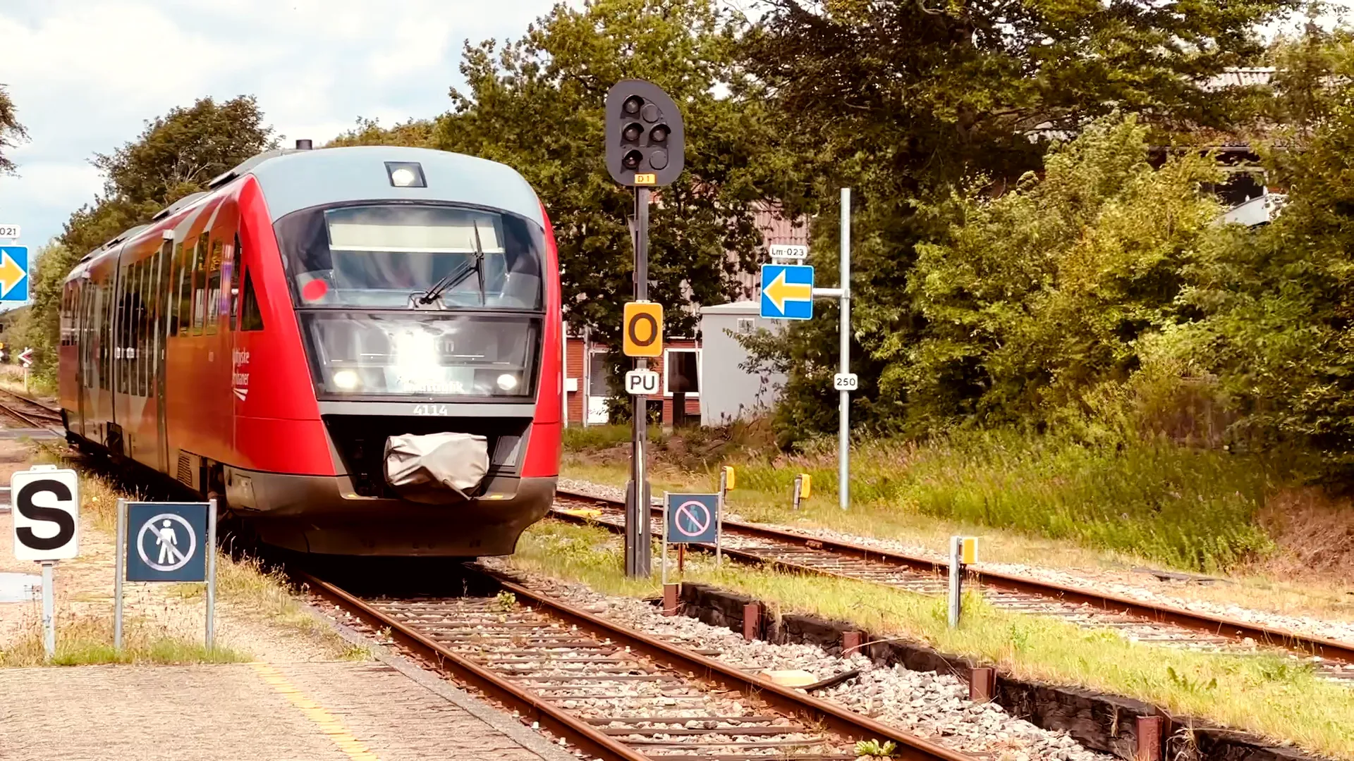 Billede af MjbaD MQ 4114-4914, tidligere DSB MQ 4114-4914 fotograferet ud for Lem Trinbræt. Billede af MjbaD MQ 4114-4914, tidligere DSB MQ 4114-4914 fotograferet ud for Lem Trinbræt.
