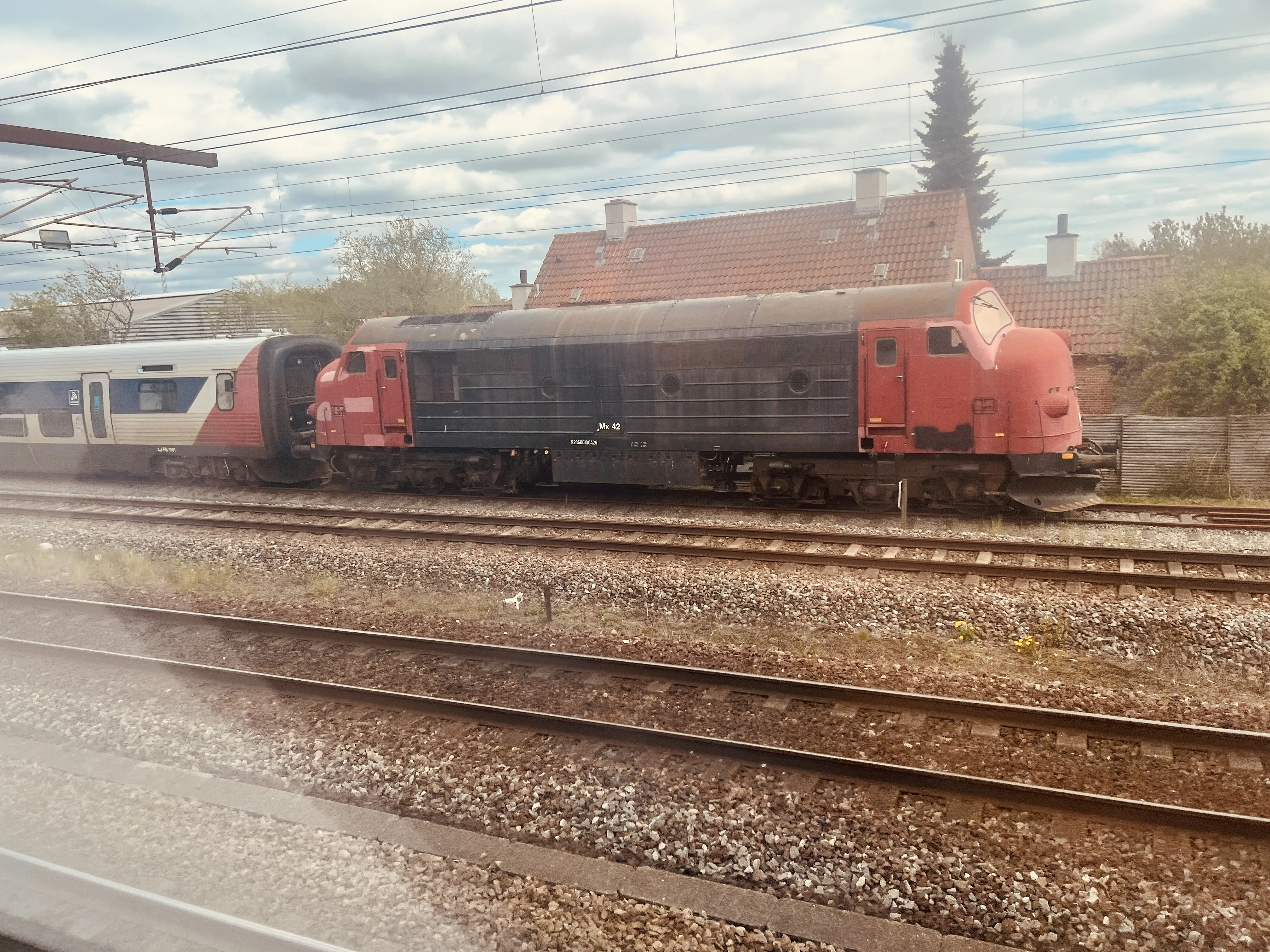 Billede af LT MX 42, tidligere DSB MX 1005 fotograferet ud for Roskilde Station. Billede af LT MX 42, tidligere DSB MX 1005 fotograferet ud for Roskilde Station.