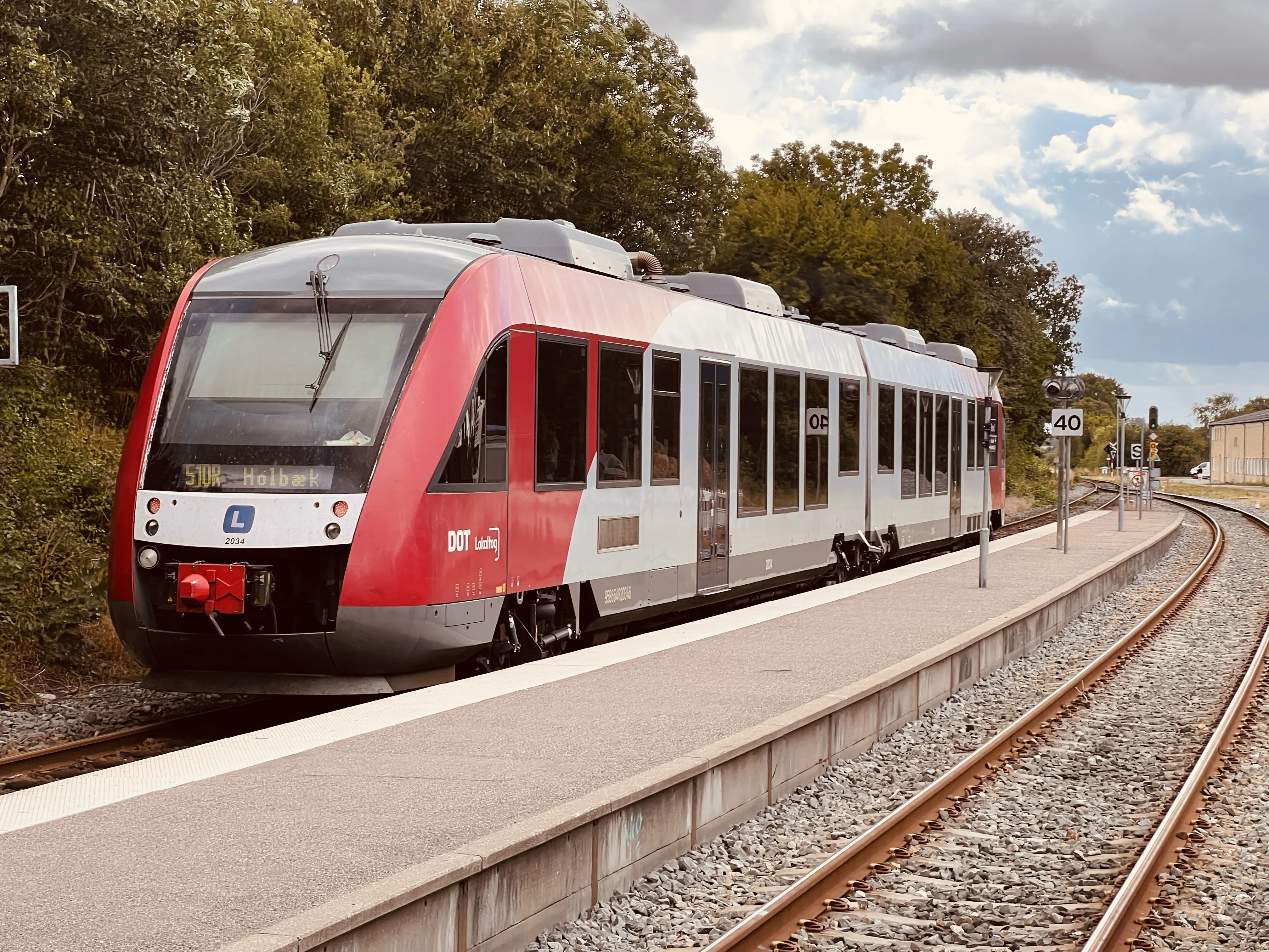 Billede af LT 2034-2134, tidligere LB 102-202 fotograferet ud for Fårevejle Station. Billede af LT 2034-2134, tidligere LB 102-202 fotograferet ud for Fårevejle Station.