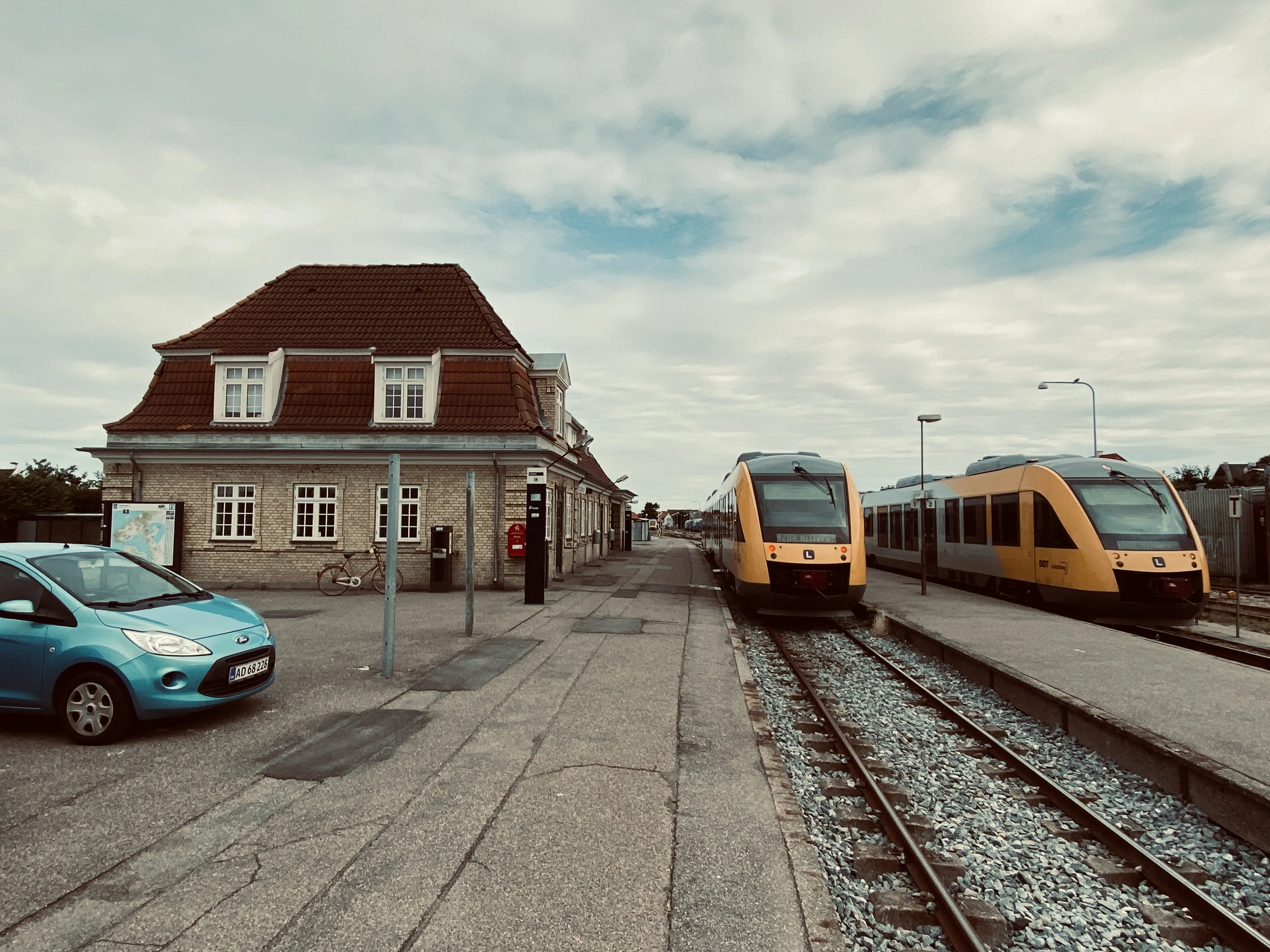 Billede af LT 103-203, tidligere LB 103-203 fotograferet ud for Hundested Station. Billede af LT 103-203, tidligere LB 103-203 fotograferet ud for Hundested Station.