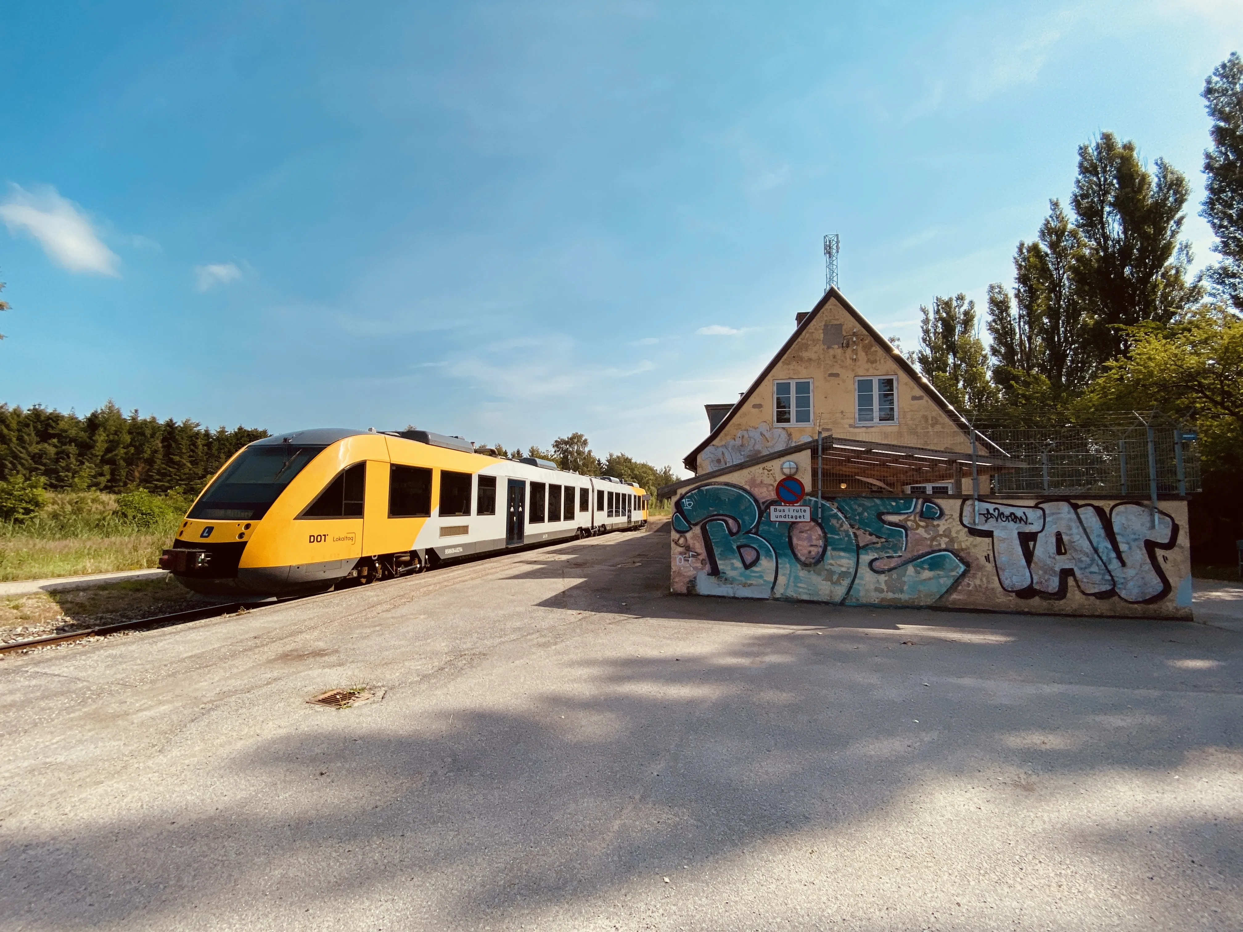Billede af LT 111-211, tidligere LB 111-211 fotograferet ud for Brødeskov Station. Billede af LT 111-211, tidligere LB 111-211 fotograferet ud for Brødeskov Station.