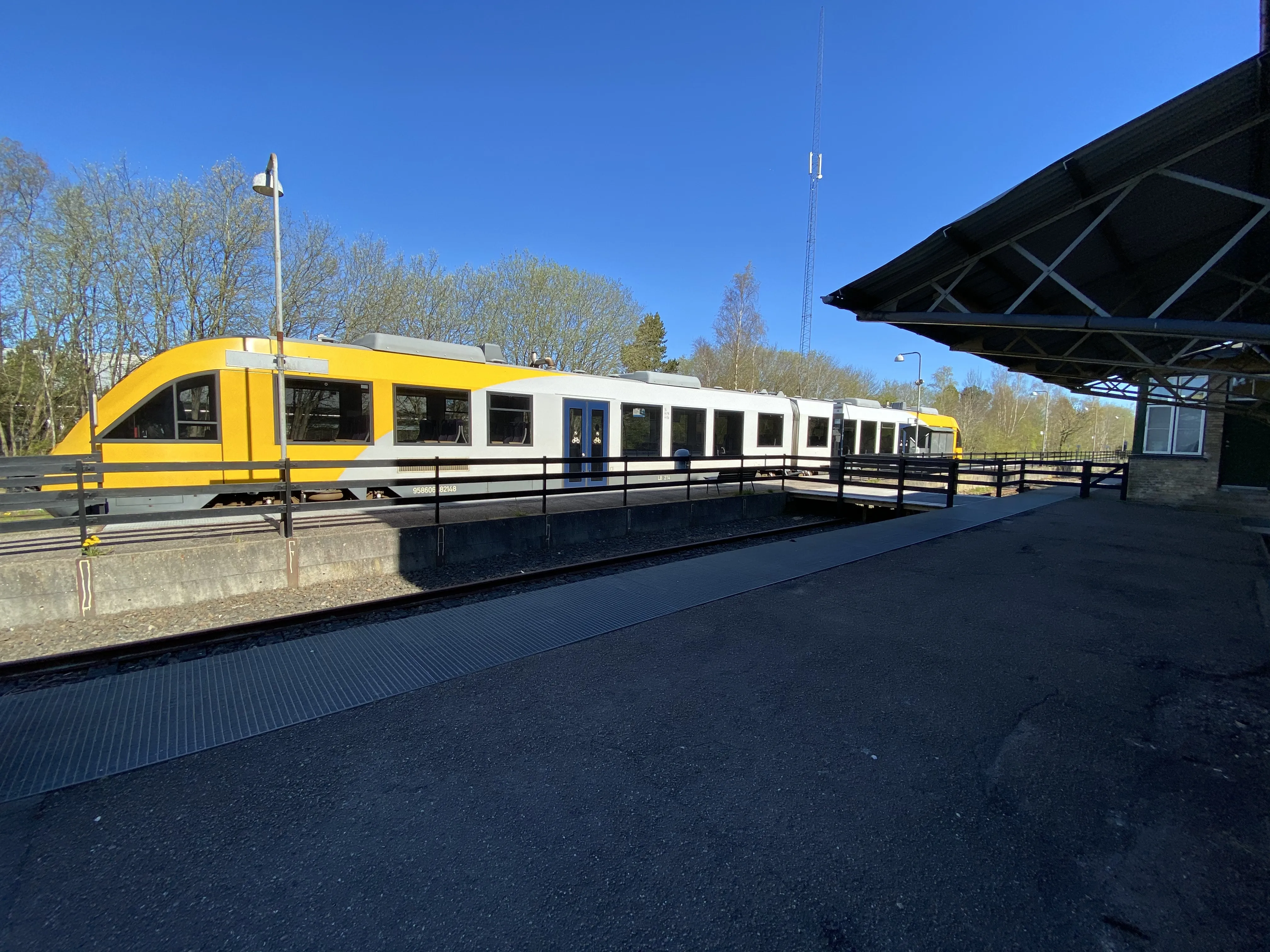 Billede af LT 114-214, tidligere LB 114-214 fotograferet ud for Kvistgård Station. Billede af LT 114-214, tidligere LB 114-214 fotograferet ud for Kvistgård Station.