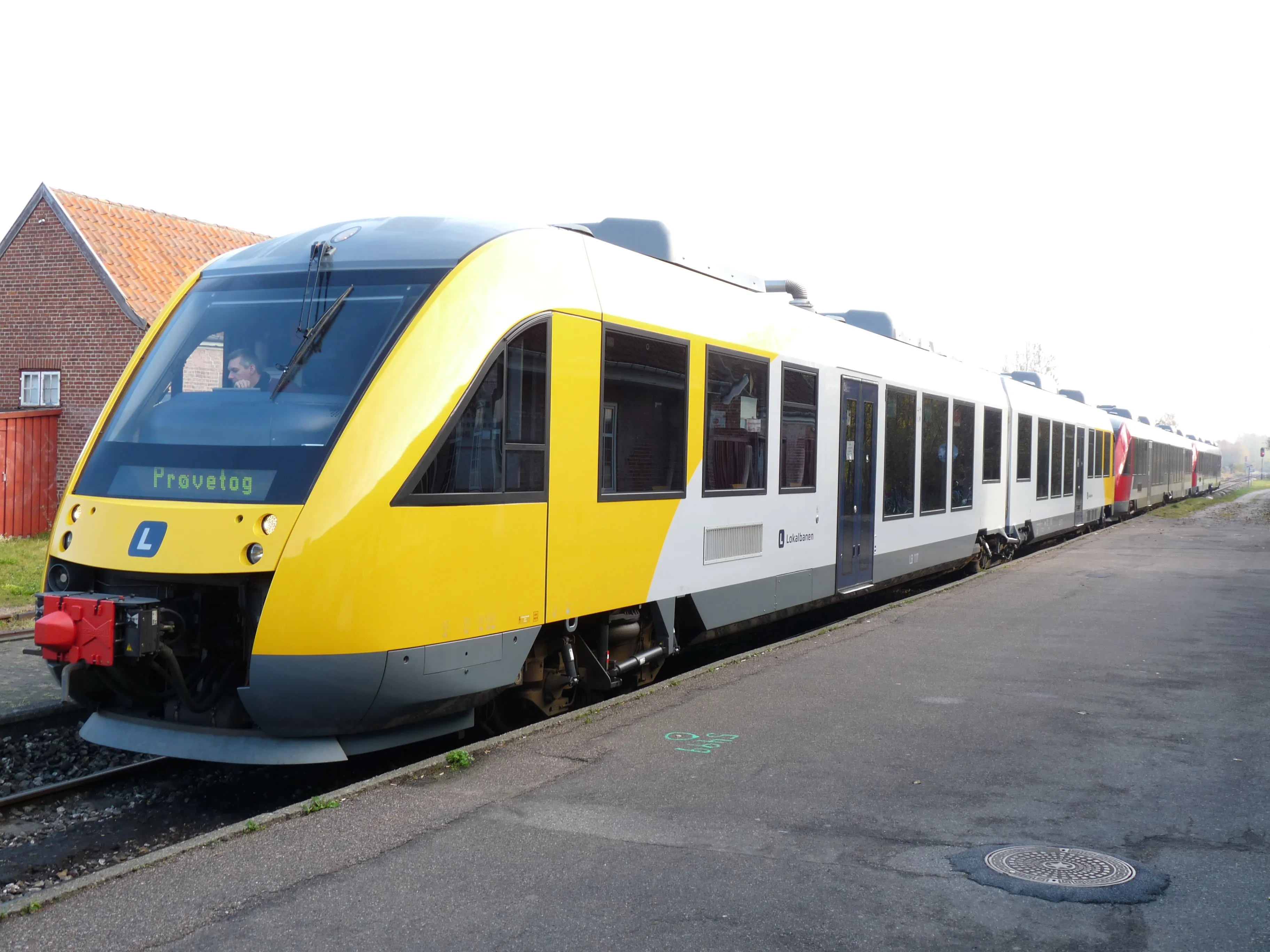 Billede af LB 117-217 - under prøvekørsel med 3 sammenkoblede togsæt - fotograferet ud for Tisvildeleje Station. Billede af LB 117-217 - under prøvekørsel med 3 sammenkoblede togsæt - fotograferet ud for Tisvildeleje Station.