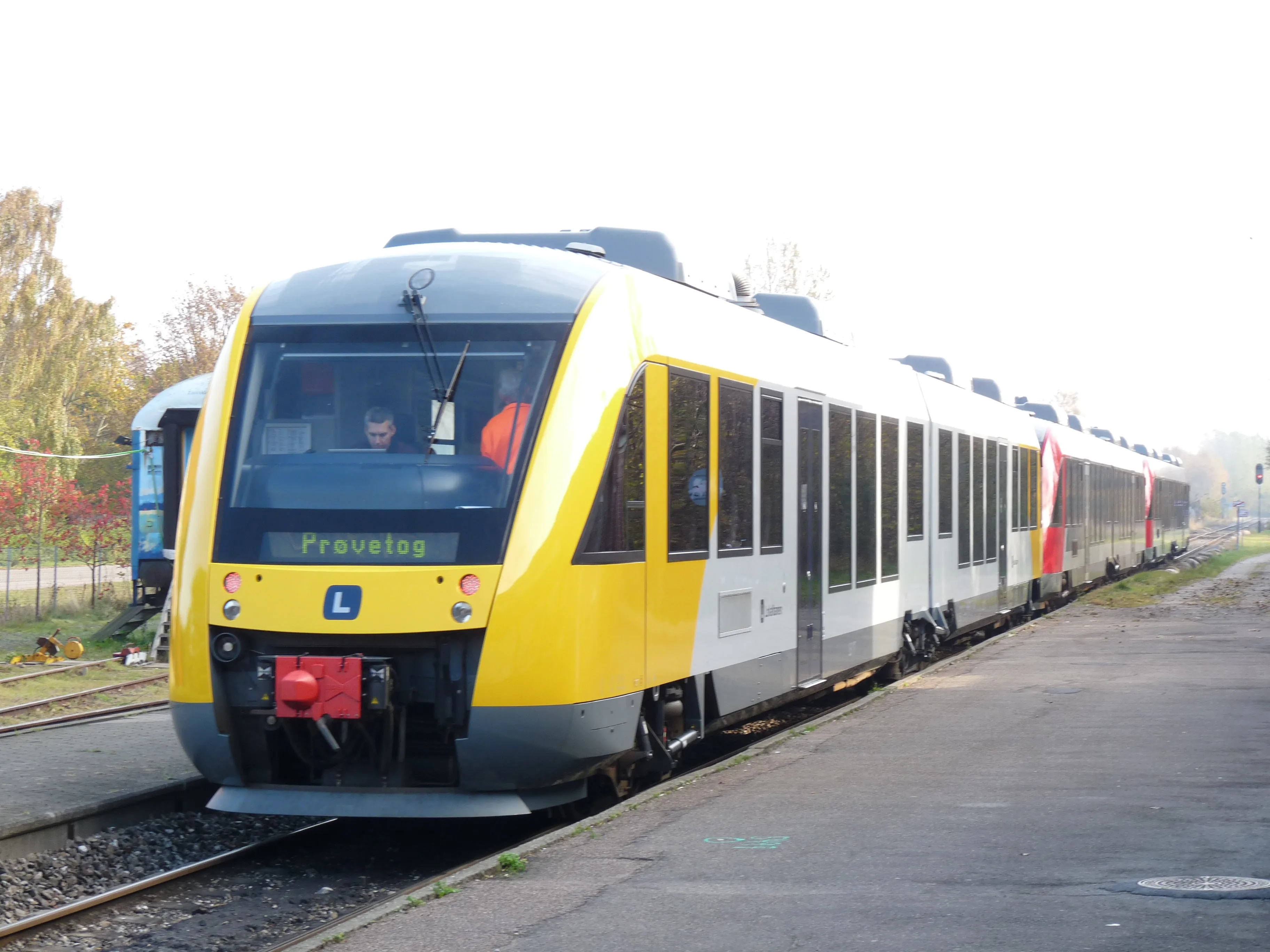 Billede af LB 117-217 - under prøvekørsel med 3 sammenkoblede togsæt - fotograferet ud for Tisvildeleje Station. Billede af LB 117-217 - under prøvekørsel med 3 sammenkoblede togsæt - fotograferet ud for Tisvildeleje Station.