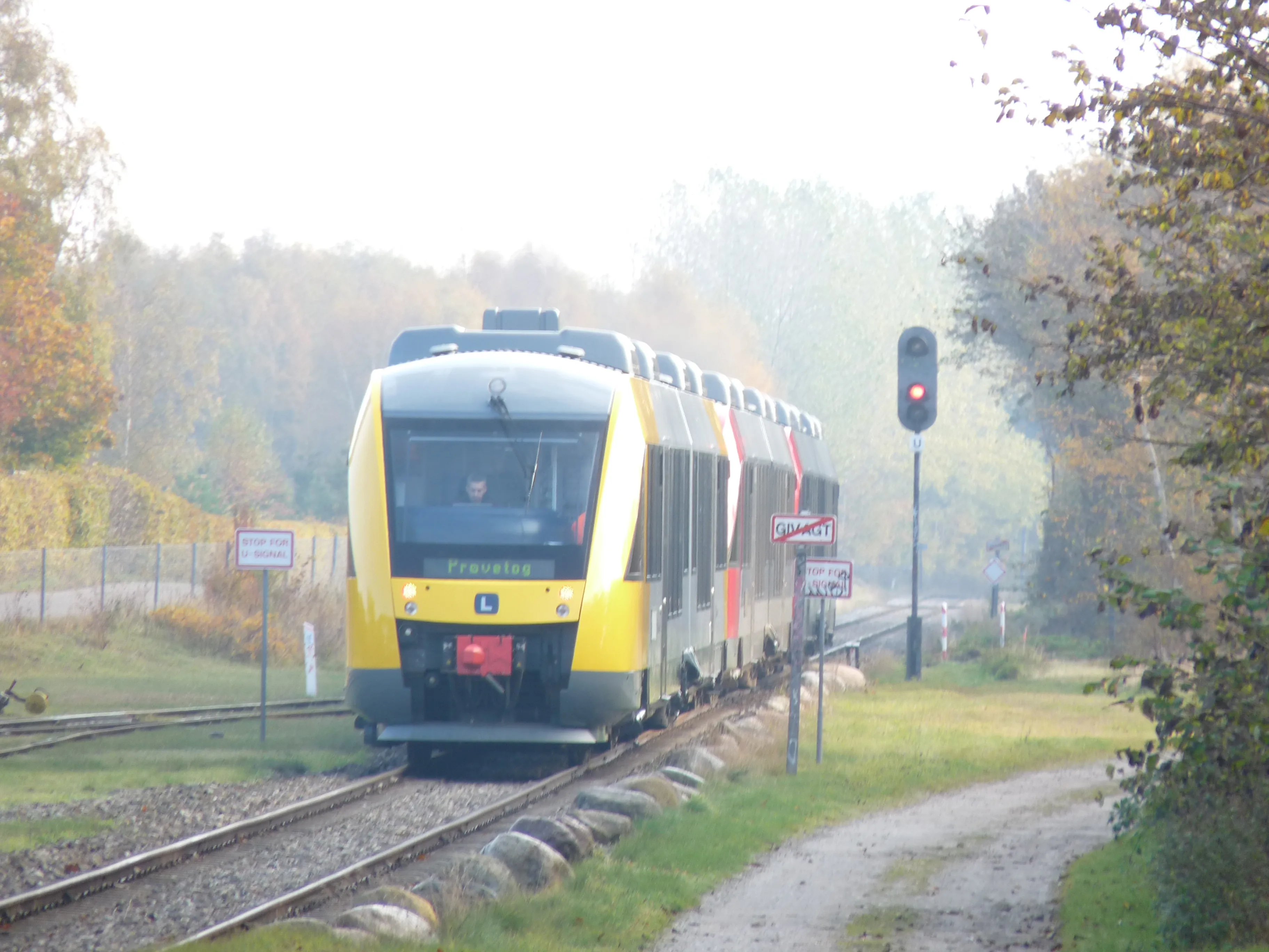 Billede af LB 117-217 - under prøvekørsel med 3 sammenkoblede togsæt - fotograferet ud for Tisvildeleje Station. Billede af LB 117-217 - under prøvekørsel med 3 sammenkoblede togsæt - fotograferet ud for Tisvildeleje Station.