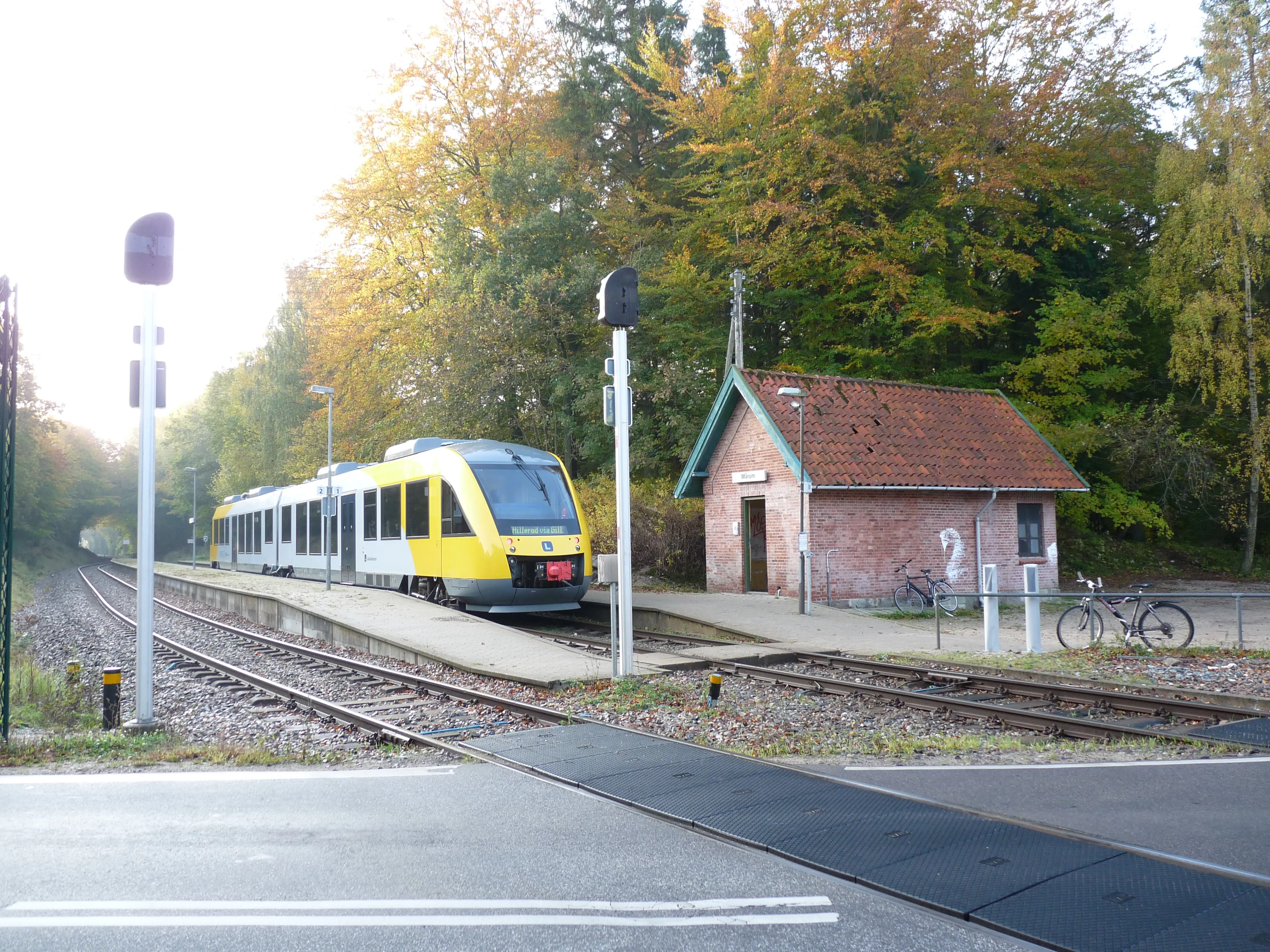 Billede af LB 121-221 fotograferet ud for Mårum Station. Billede af LB 121-221 fotograferet ud for Mårum Station.