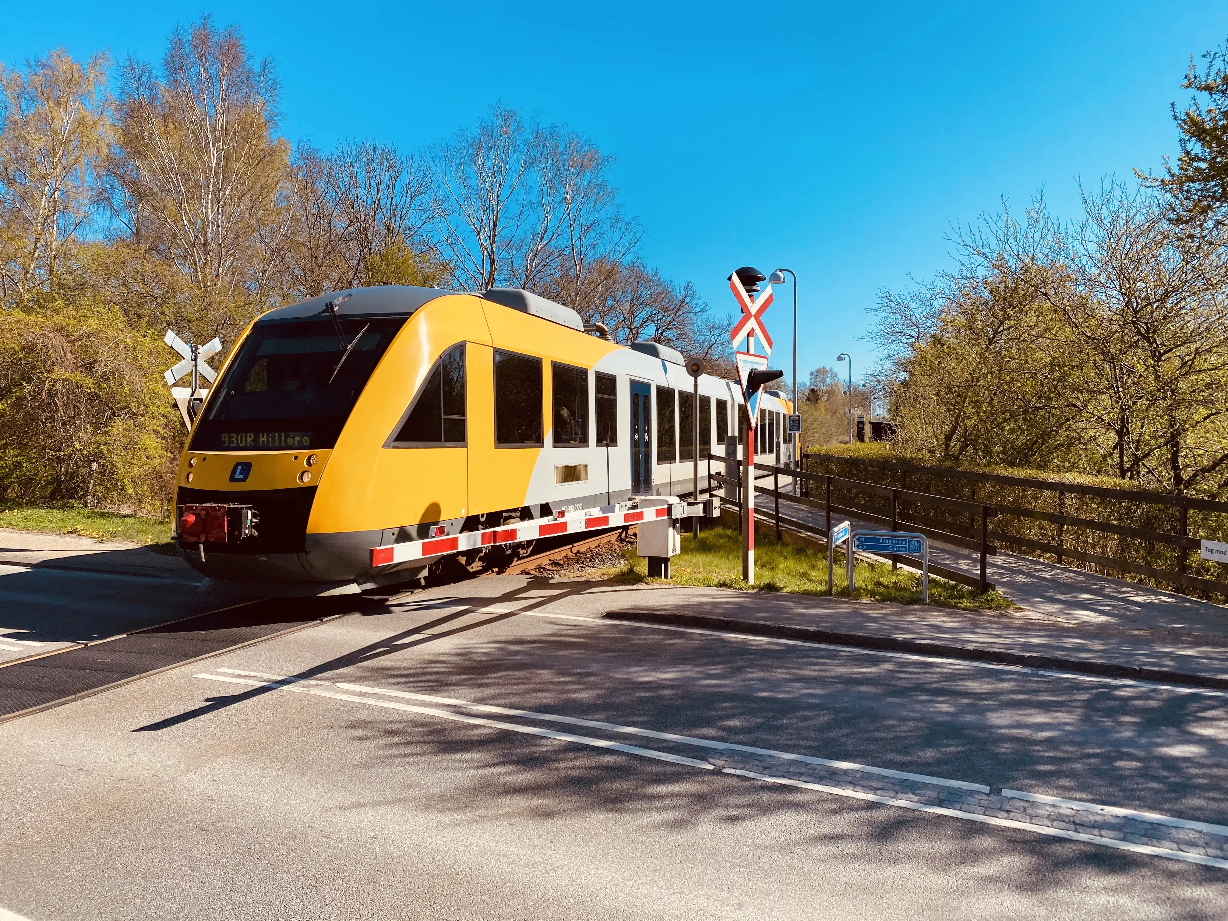 Billede af LT 121-221, tidligere LB 121-221 fotograferet ud for Mørdrup Trinbræt. Billede af LT 121-221, tidligere LB 121-221 fotograferet ud for Mørdrup Trinbræt.