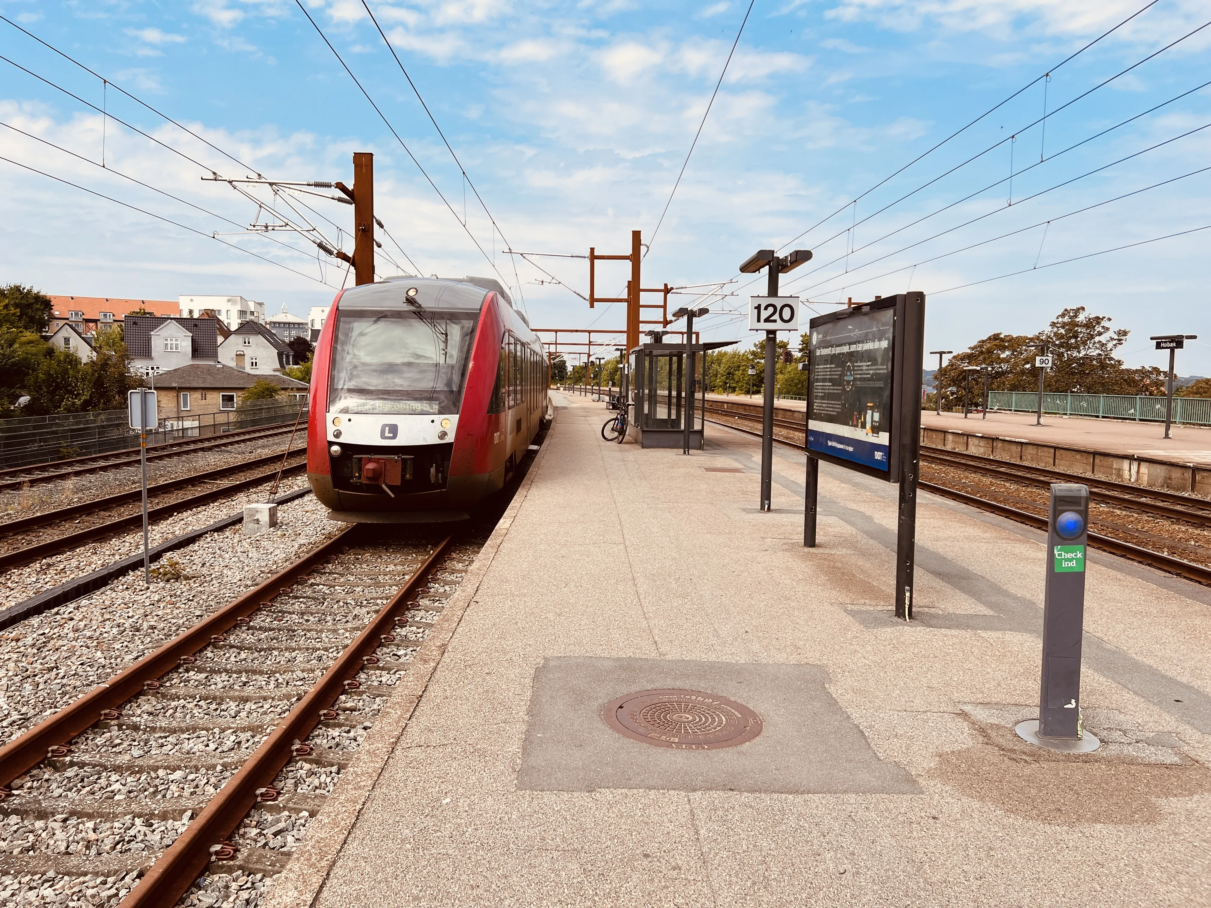 Billede af LT 2026-2126, tidligere VL 2026-2126 fotograferet ud for Holbæk Station. Billede af LT 2026-2126, tidligere VL 2026-2126 fotograferet ud for Holbæk Station.